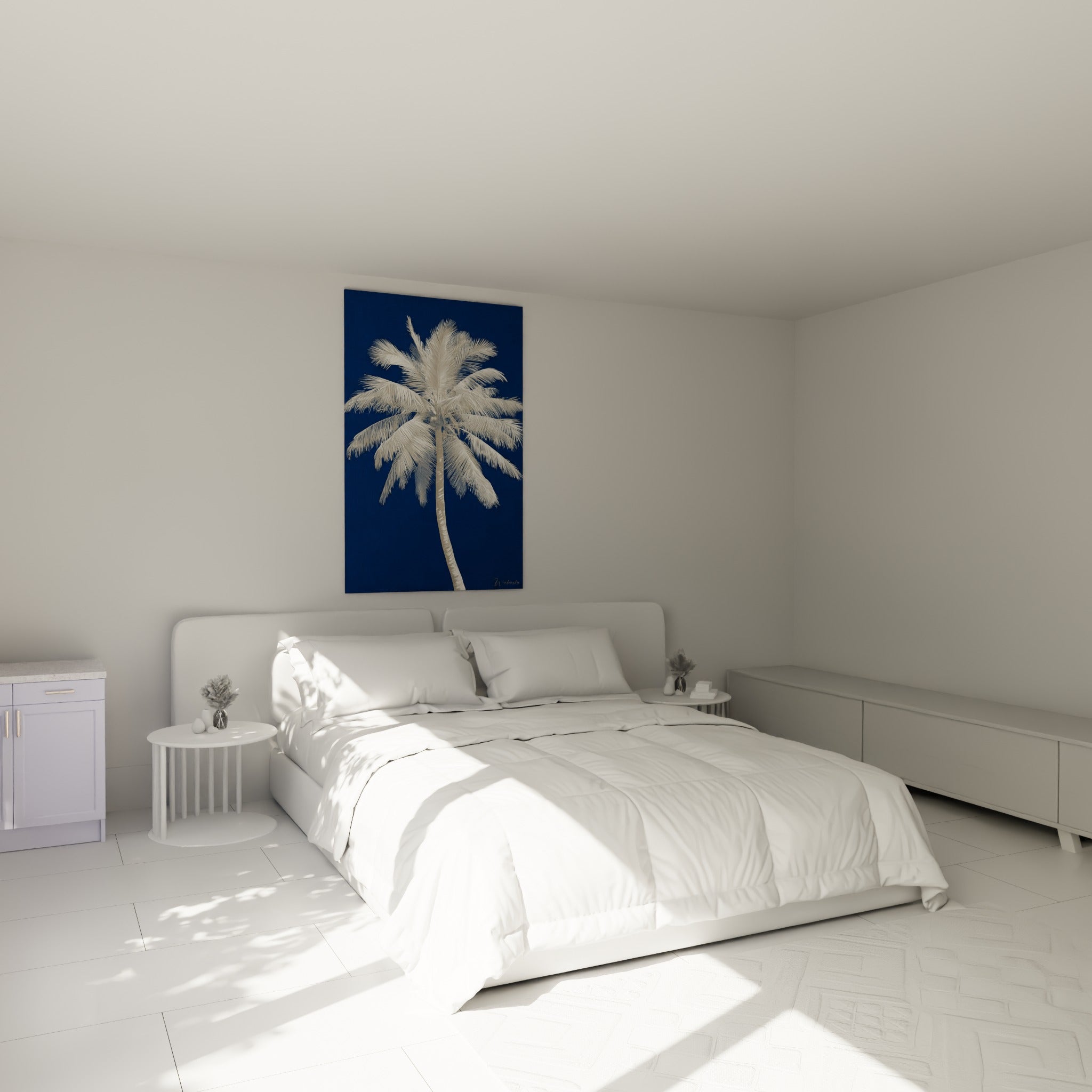 Silhouette de palmier ivoire sur bleu marine profond, accrochée au-dessus d'un lit dans une chambre claire