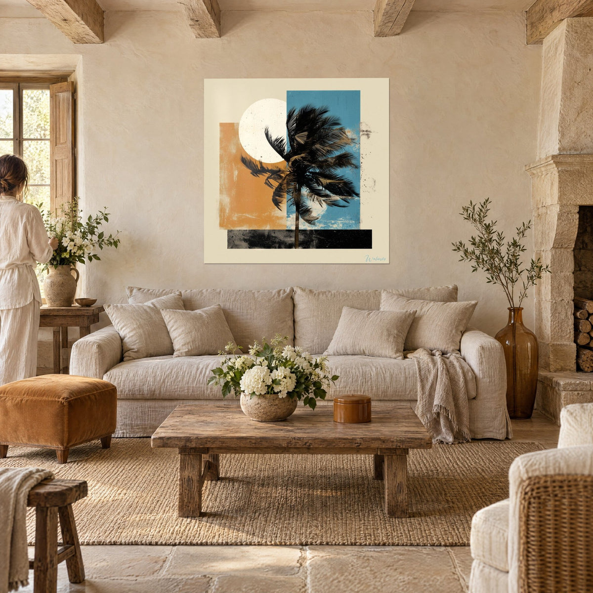 Gemälde Schwarze Palme mit zerzausten Wedeln vor einer cremefarbenen Scheibe, ockerfarbene und blaue Blöcke, über einem Sofa in einem hellen Wohnzimmer