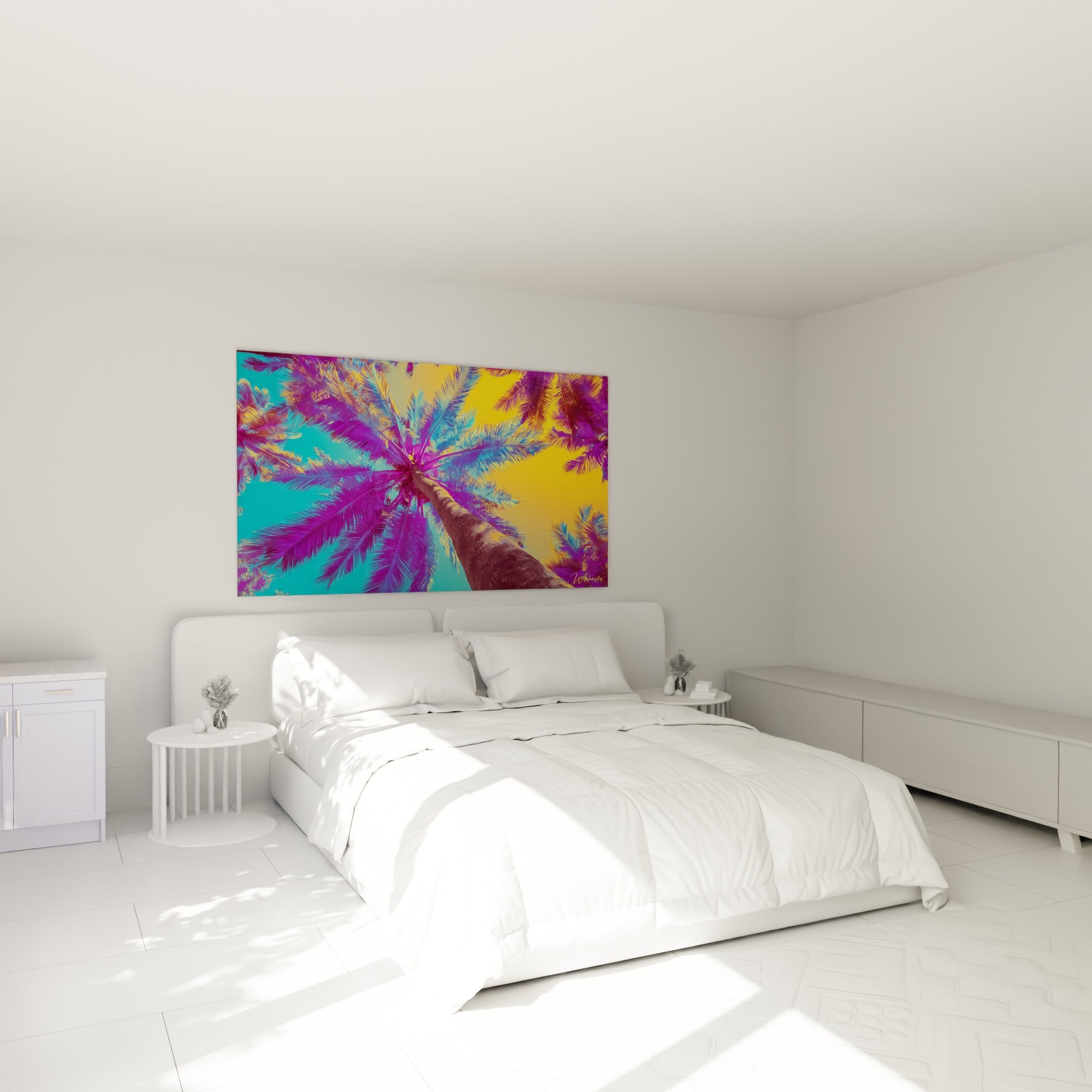 Frondaisons turquoise et magenta d'un palmier accrochées au-dessus d'un lit dans une chambre claire