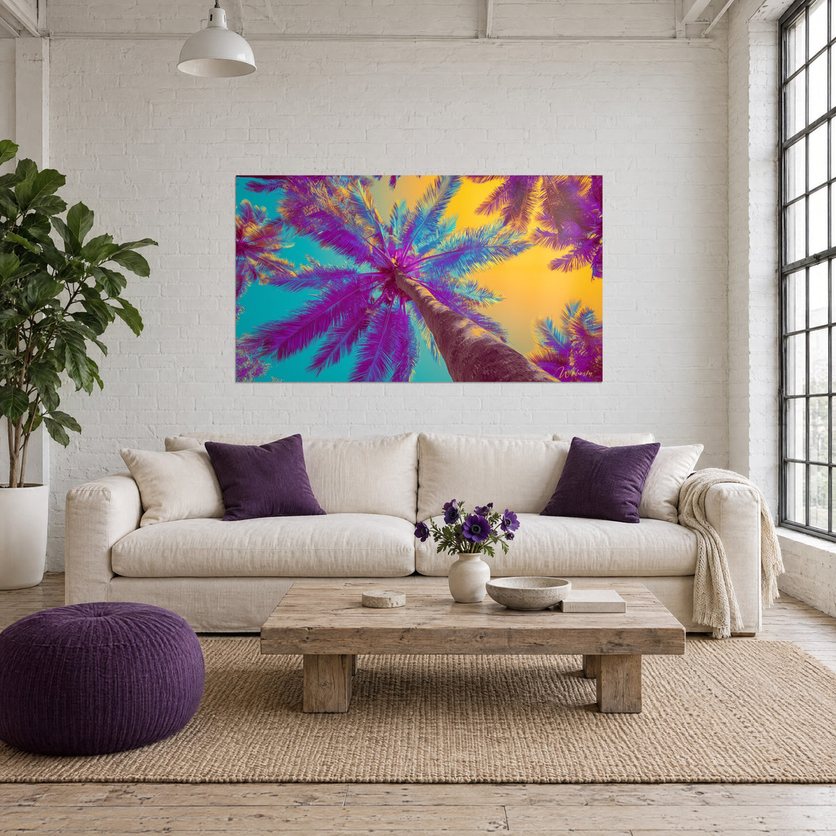 Cuadro palmera vista desde abajo, frondas magenta sobre cielo turquesa y amarillo, encima de un sofá en un salón luminoso