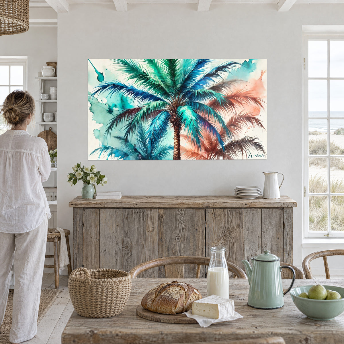 Schilderij palmblad in aquamarijn en roze okertinten, aquarelvlekken op crèmekleurige achtergrond, tegenover een raam met uitzicht op de duinen