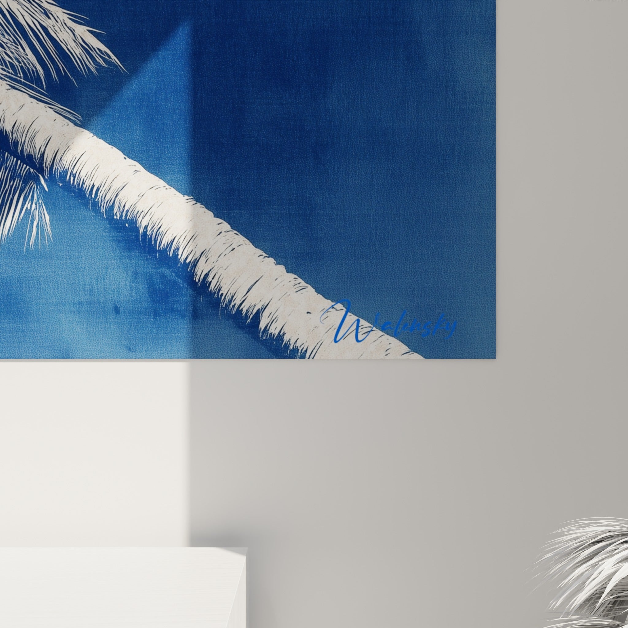 Nervures fines des palmes blanches contre le bleu marine profond, grain de toile visible en angle rapproché