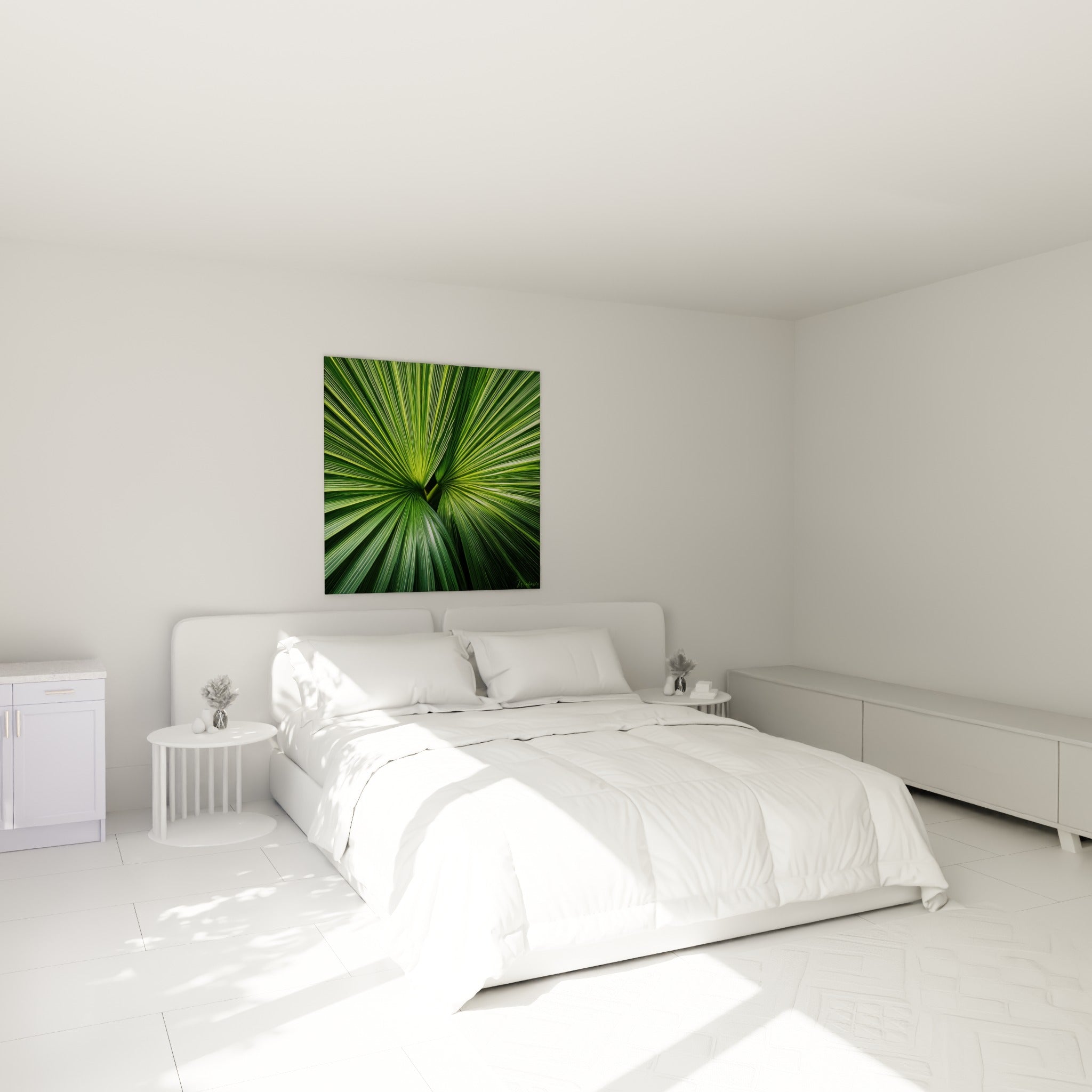 Palmier tropical vert et doré aux nervures rayonnantes, au-dessus d'un lit dans une chambre claire
