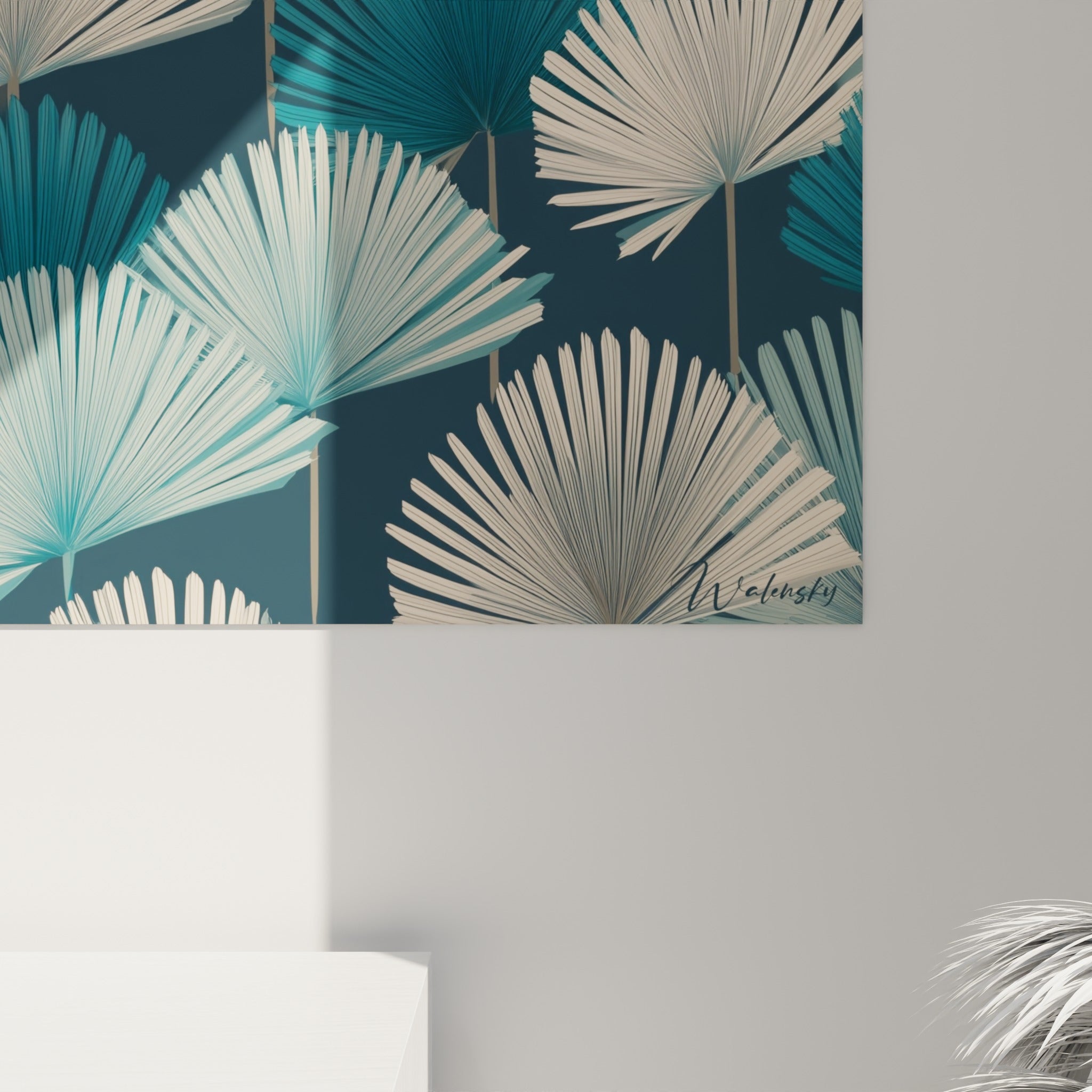 Nervures fines des feuilles turquoise et ivoire visibles de près sur le tableau palmier accroché