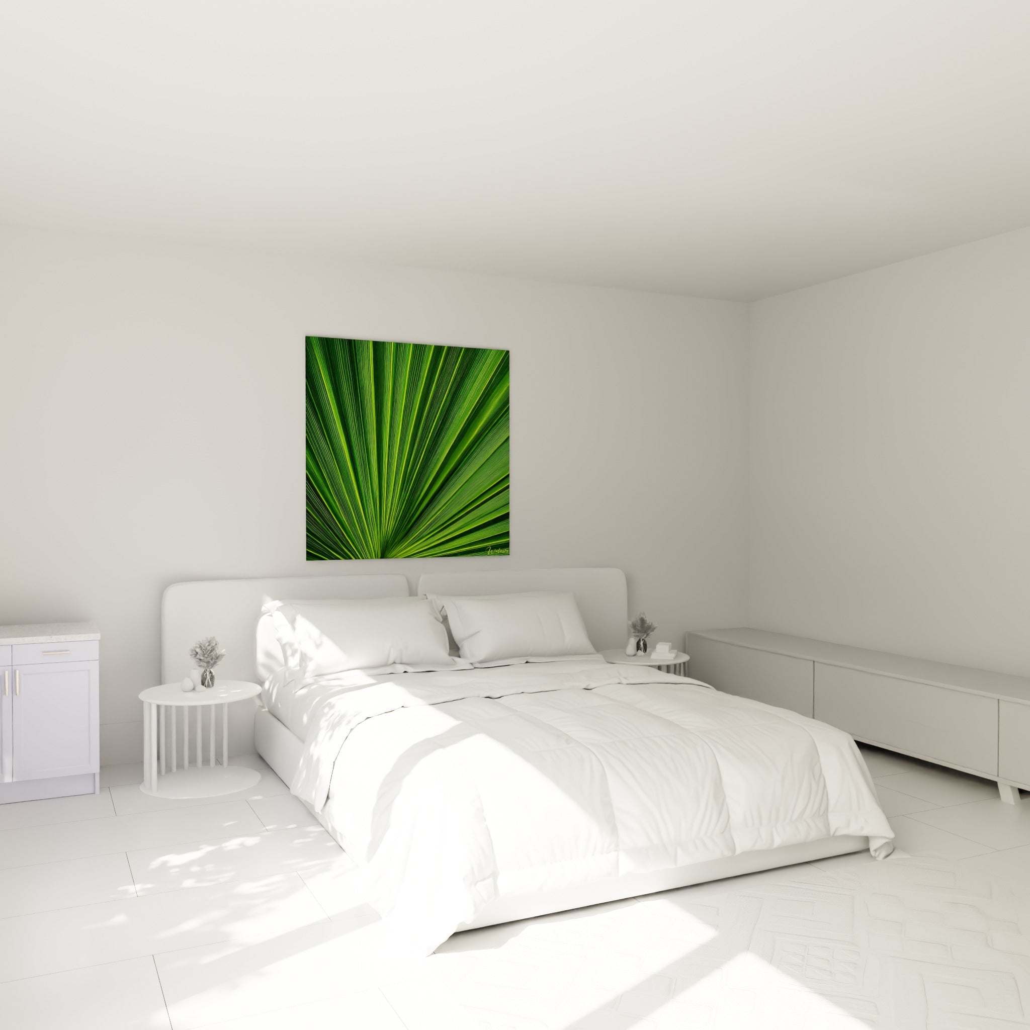 Éventail végétal de palmier vert et jaune accroché au-dessus d'un lit dans une chambre claire