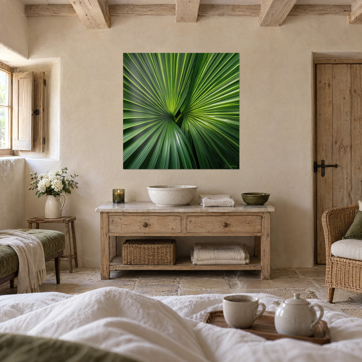 Schilderij stralende nerven in dennengroen en limoengeel, tegenover een wit bed, boven het bed in een lichte slaapkamer