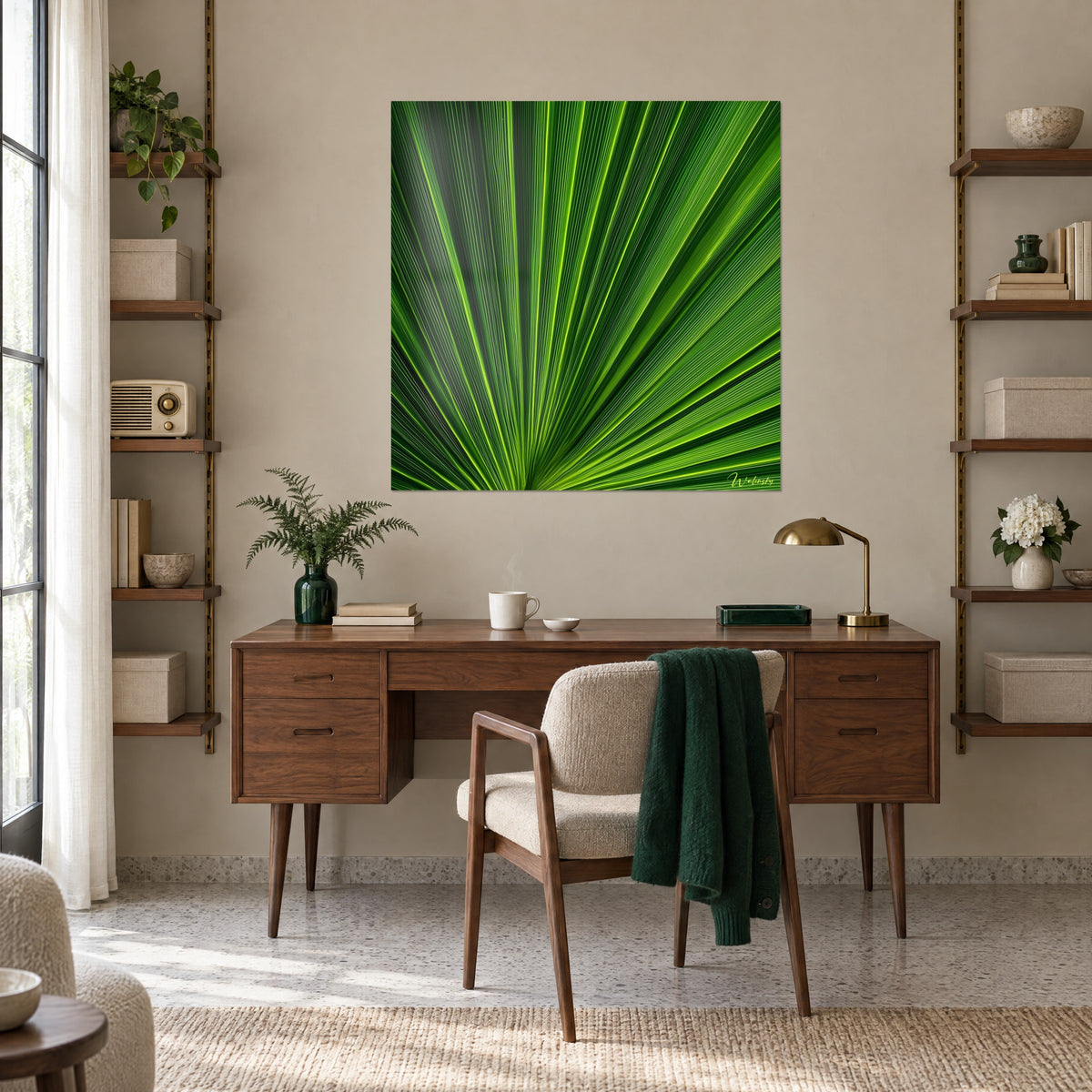 Schilderij van palmnerven in verlopen bosgroen en pistachegeel, boven een houten bureau en boekenplanken
