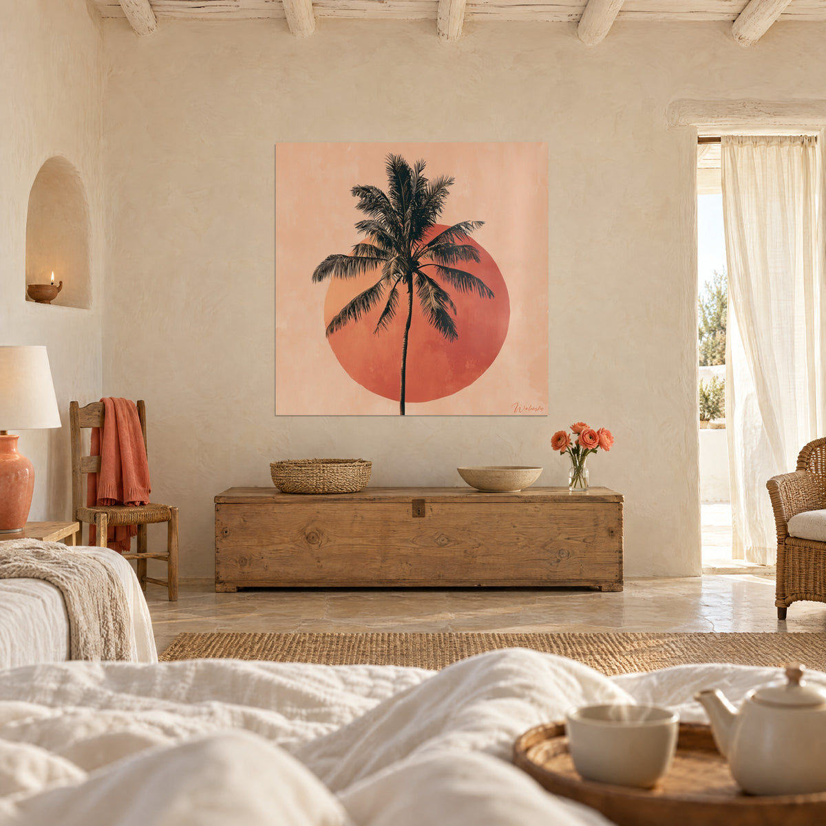 Tableau cocotier aux palmes noires devant un grand soleil rouge orangé, fond abricot, au-dessus d'un lit dans une chambre claire