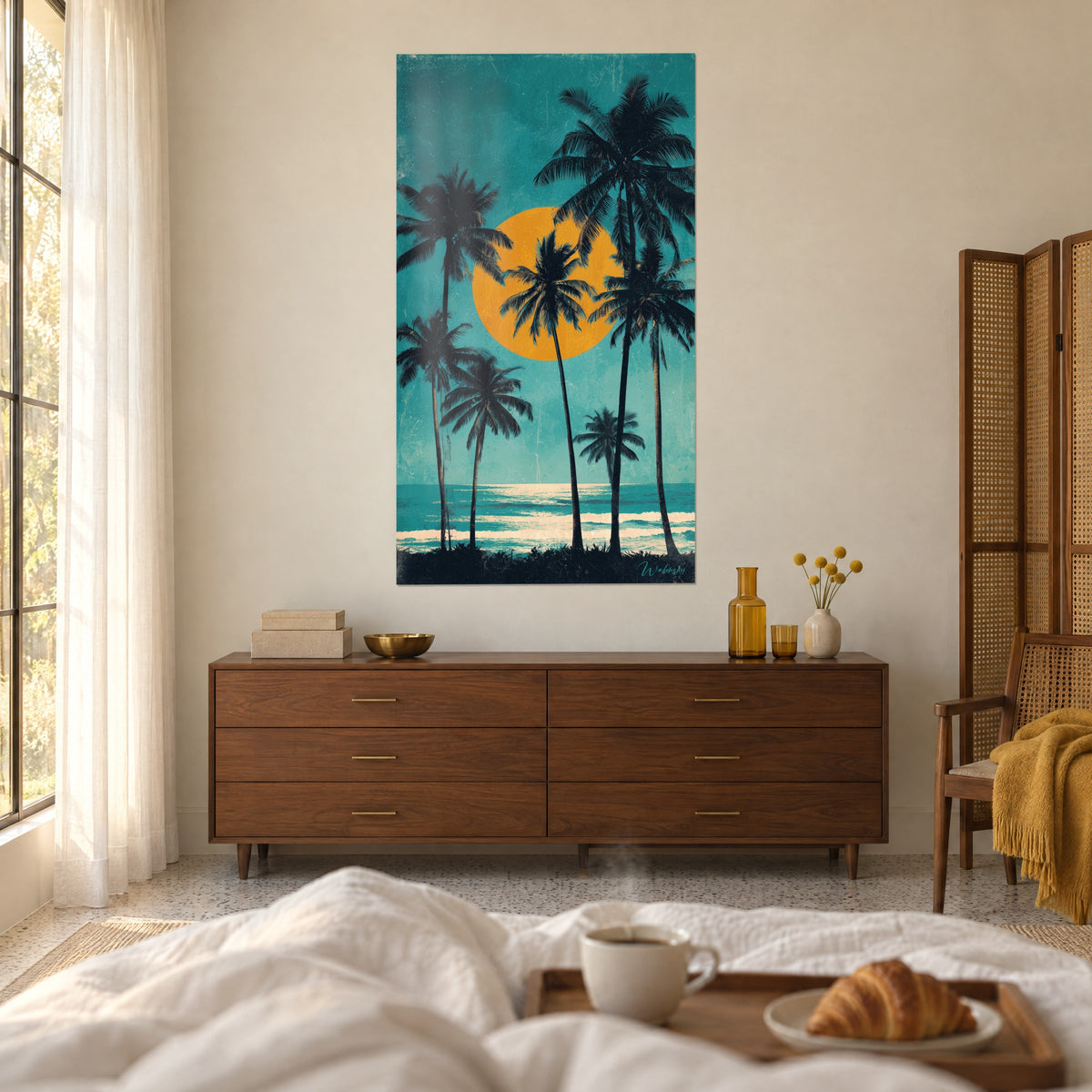 Cuadro playa tropical retro, palmeras antracita, sol naranja y espuma marfil, encima de una cama en un dormitorio luminoso