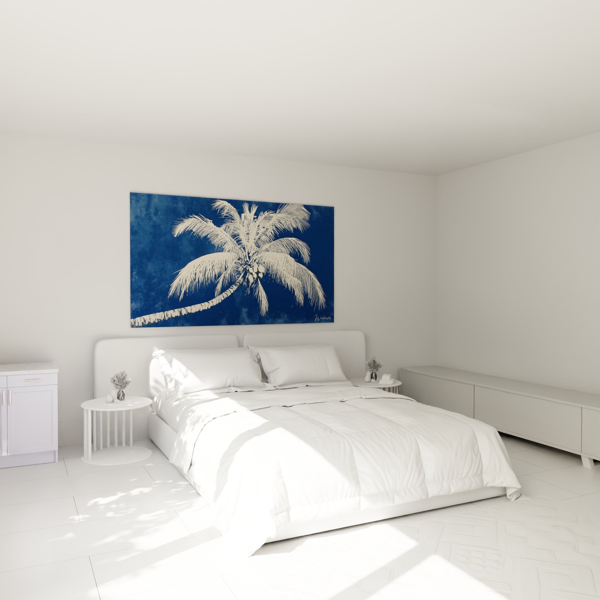 Frondes ivoire déployées et tronc bleu marine au-dessus d'un lit dans une chambre claire