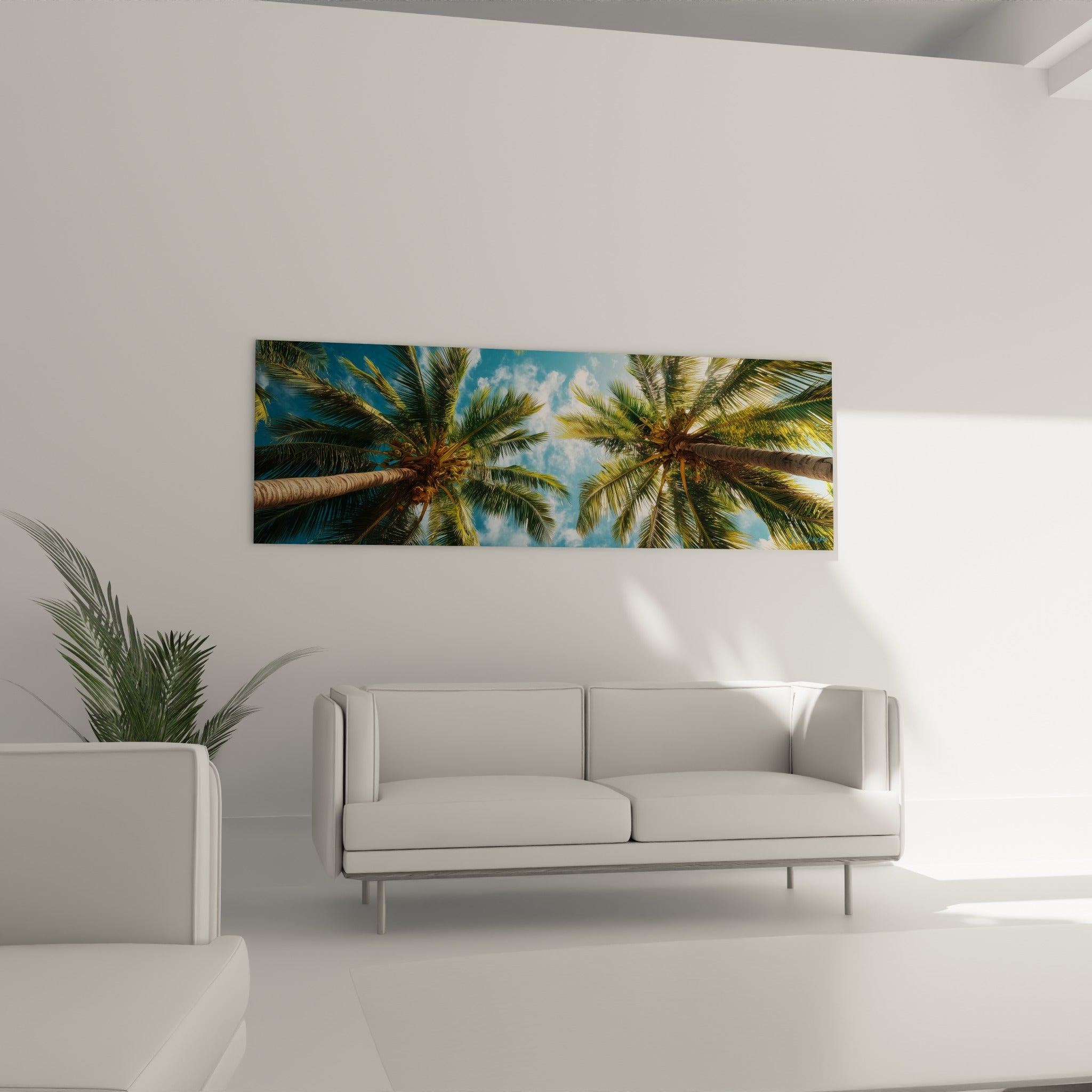 Cocotiers verts et ciel bleu turquoise disposés au-dessus d'un canapé dans un salon lumineux
