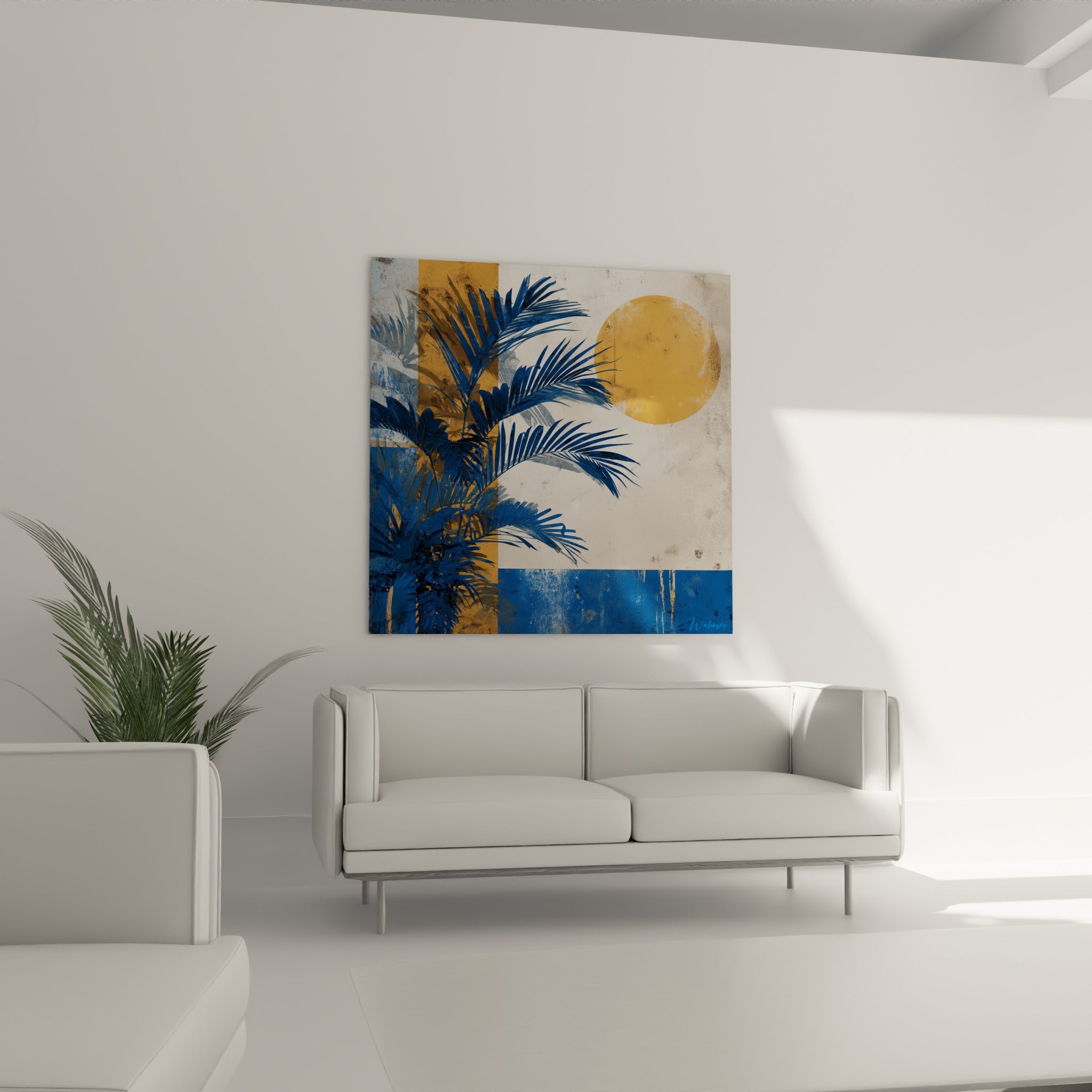 Palmes bleu marine et cercle ocre se détachant sur fond patiné, au-dessus d'un canapé dans un salon lumineux