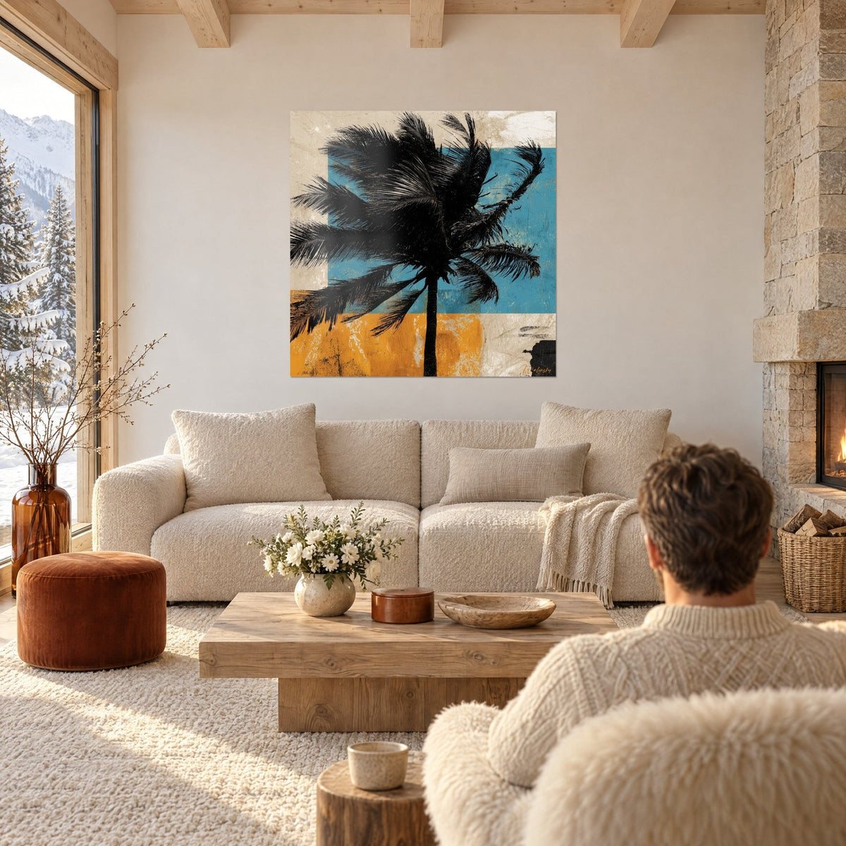 Quadro palma nera con fronde scompigliate su campiture azzurro turchese e ocra, sopra un divano in un soggiorno luminoso