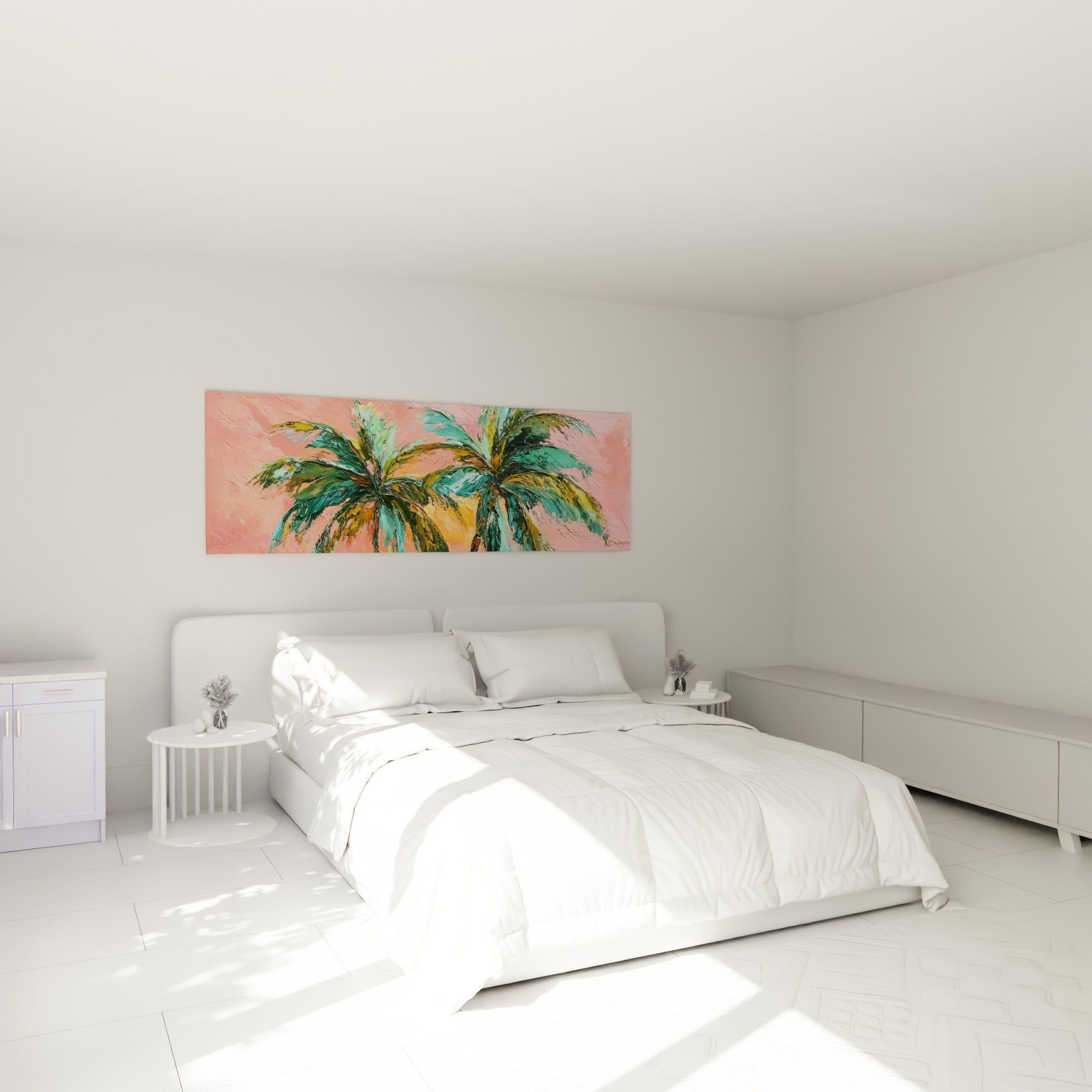 Palmiers ocre et vert émeraude peints au couteau, accrochés au-dessus d'un lit dans une chambre claire