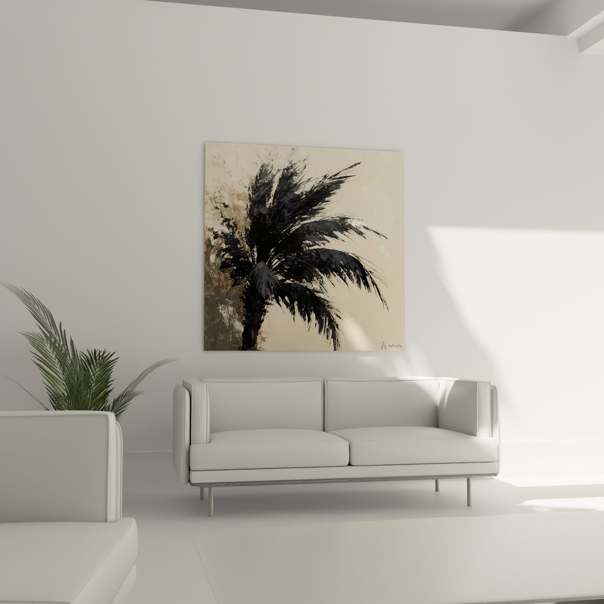 Feuillage sombre du palmier contrastant avec un fond beige, accroché au-dessus d'un canapé dans un salon lumineux