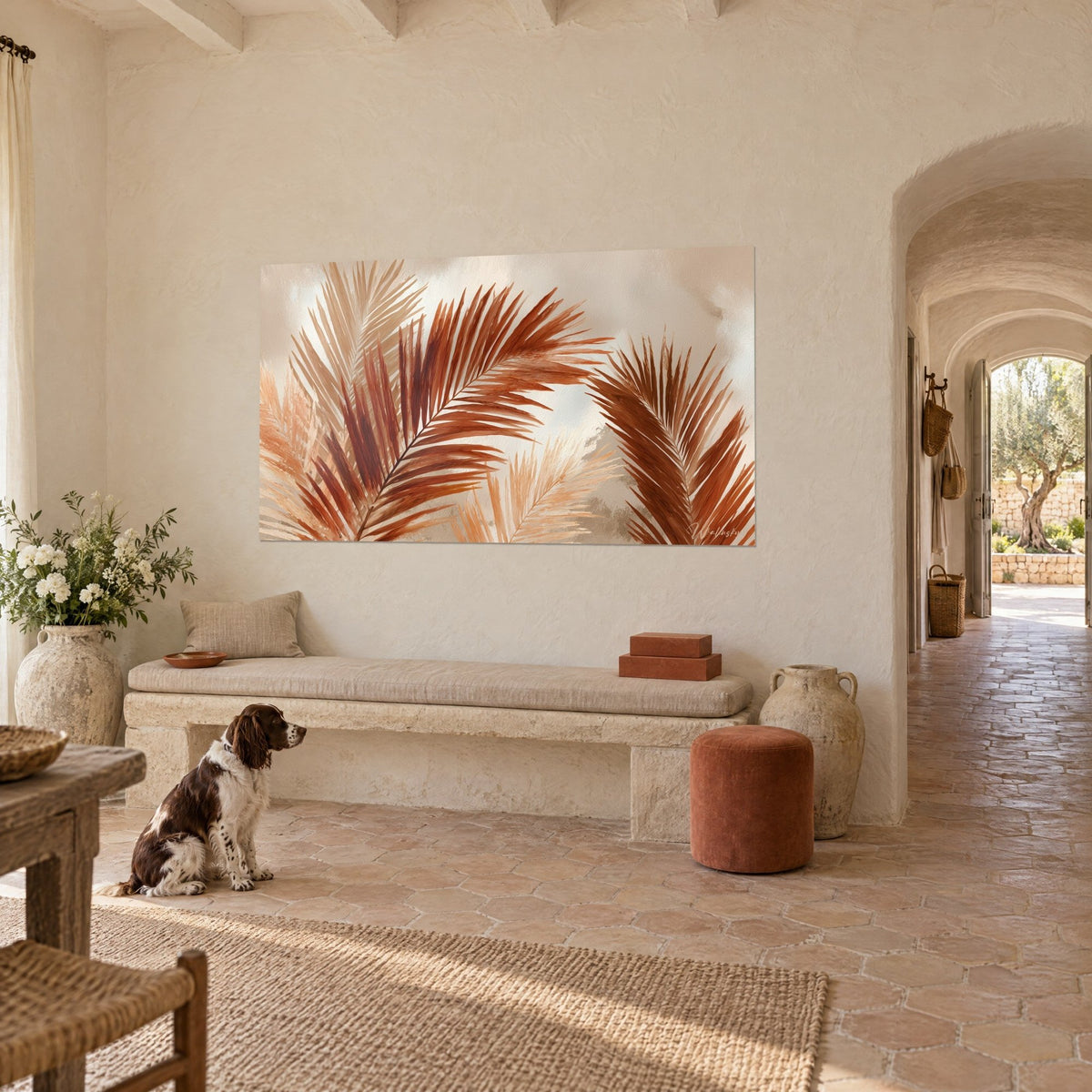 Gemälde mit Palmwedeln in Rost und Creme, gekalkte Wand, Steinbank und ein braun-weißer Spaniel sitzend in einem provenzalischen Mas