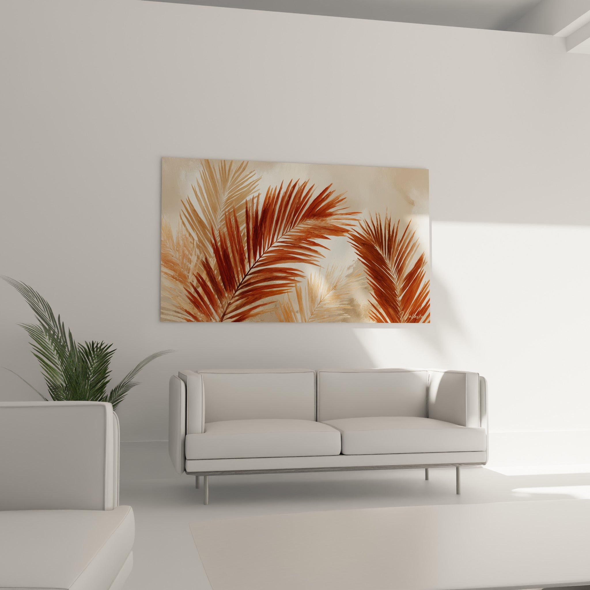 Feuilles de palmier ocre et sable en mouvement délicat, suspendues au-dessus d'un canapé dans un salon lumineux