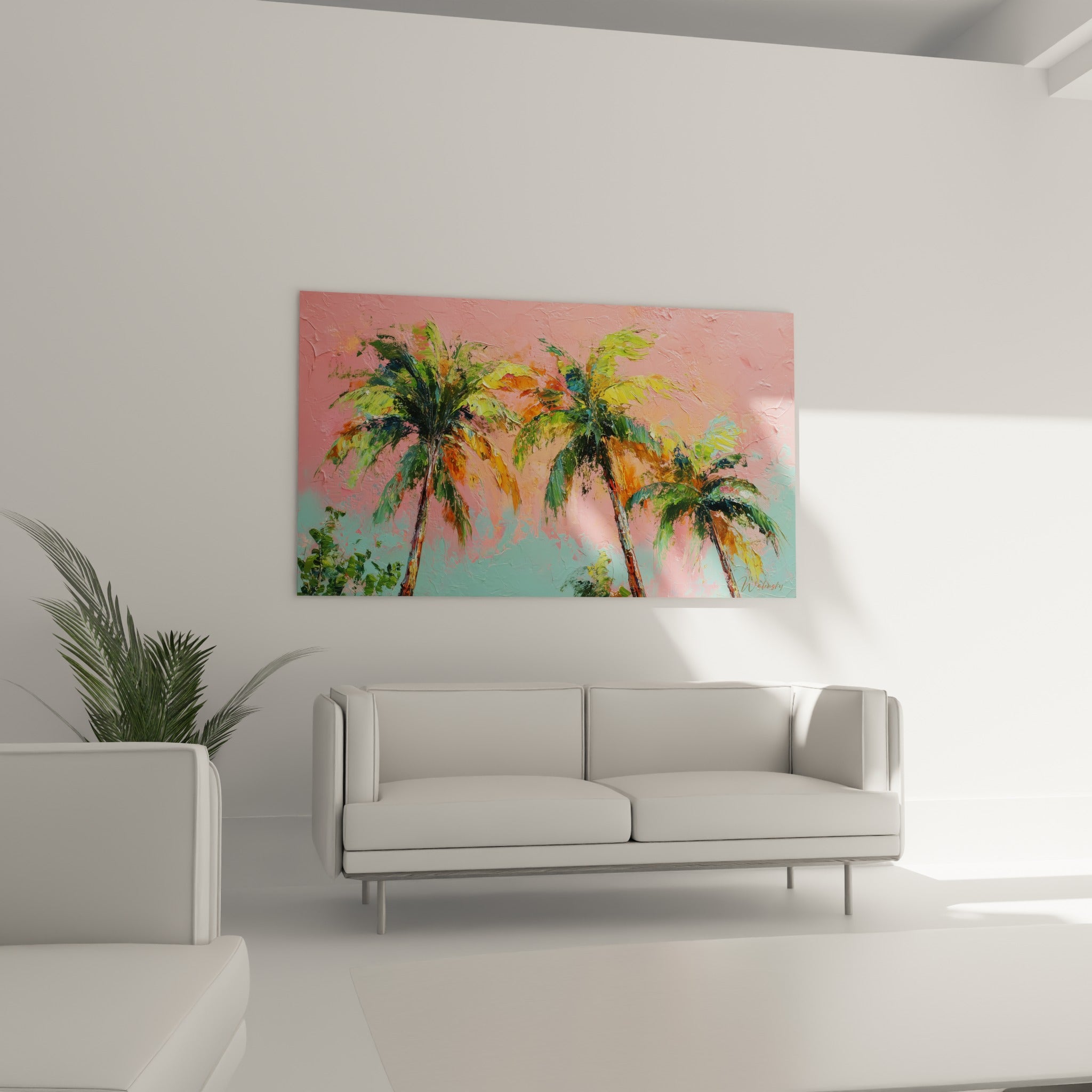 Feuillages verts et orangés de palmiers ondulent sous ciel rosé, au-dessus d'un canapé dans un salon lumineux