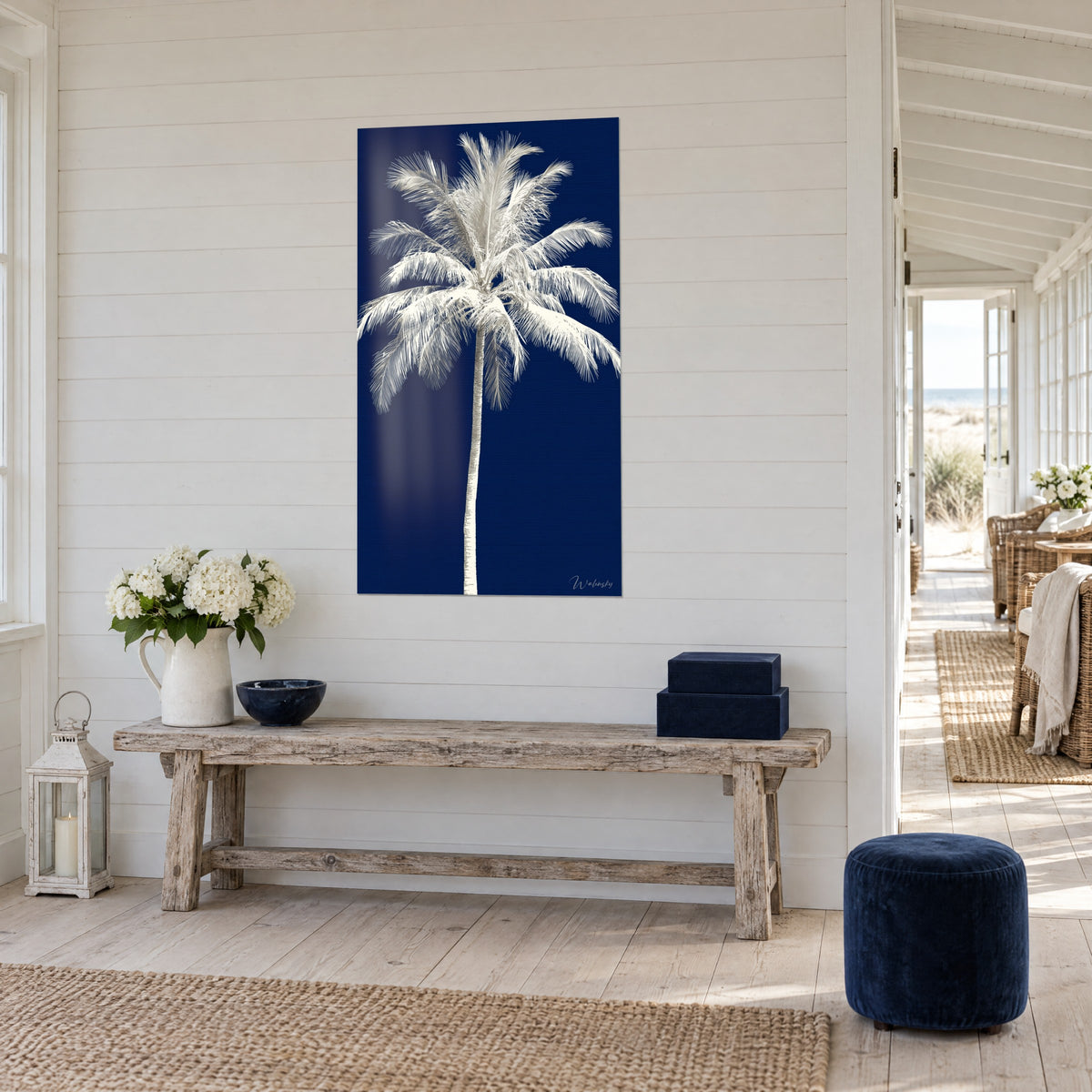 Tableau cocotier blanc crème dressé sur nuit indigo, banc en bois brut et bouquet de fleurs blanches, vue de trois-quarts