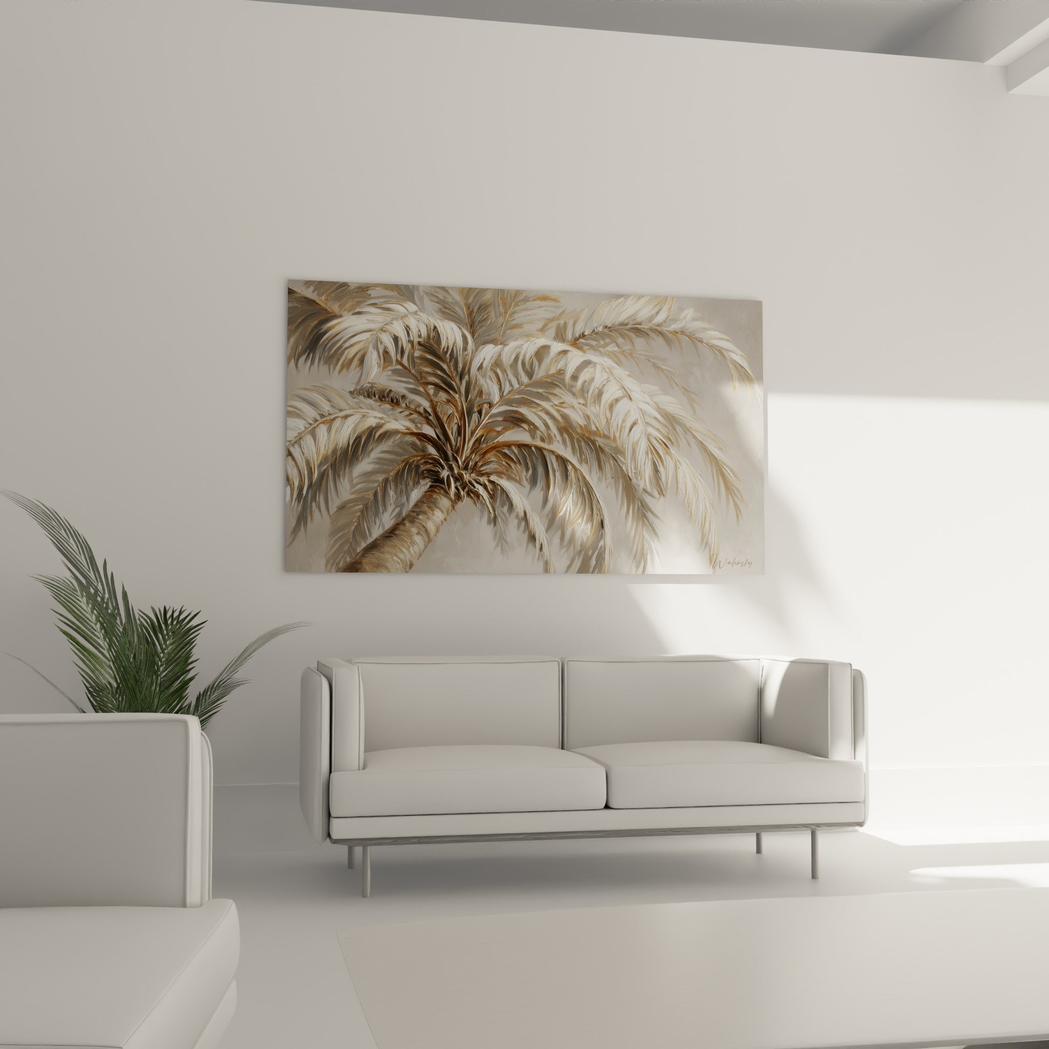 Palmes de palmier beige et or ondulant en volume, placées au-dessus d'un canapé dans un salon lumineux