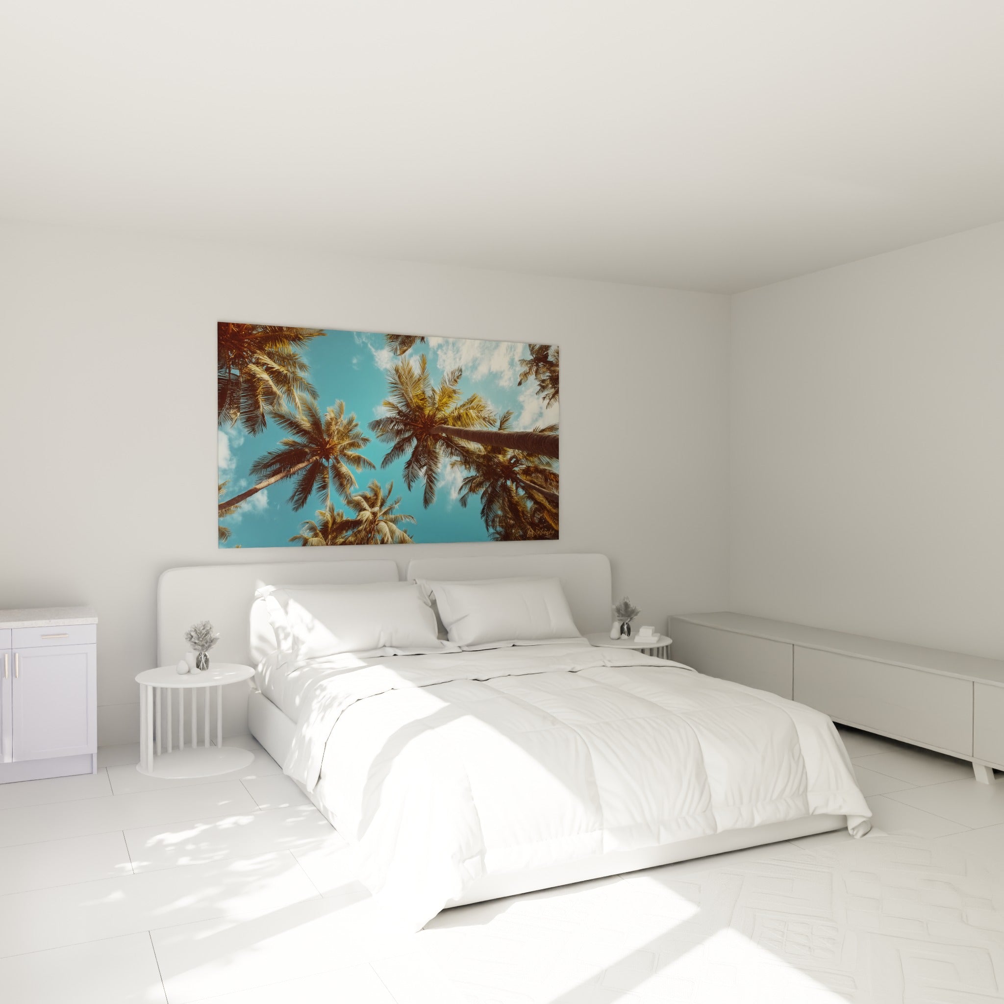Palmes ocre et ciel turquoise se déployant au-dessus d'un lit dans une chambre claire