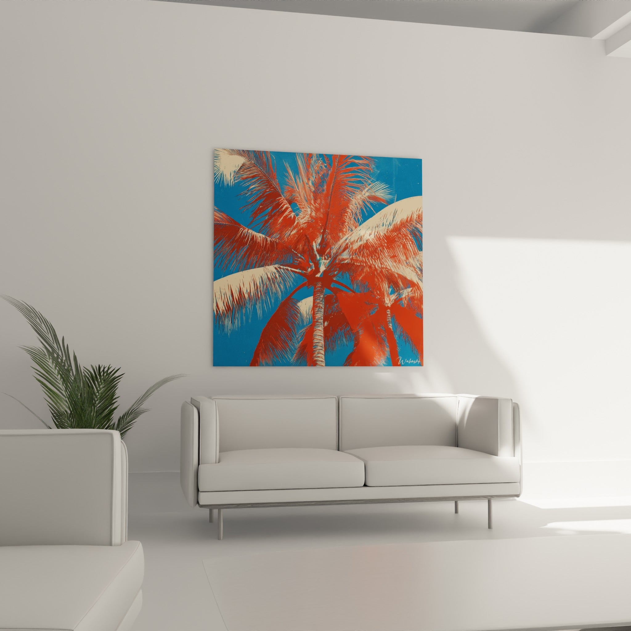 Tronc et palmes de palmier en rouge et bleu contrastés, positionné au-dessus d'un canapé dans un salon lumineux