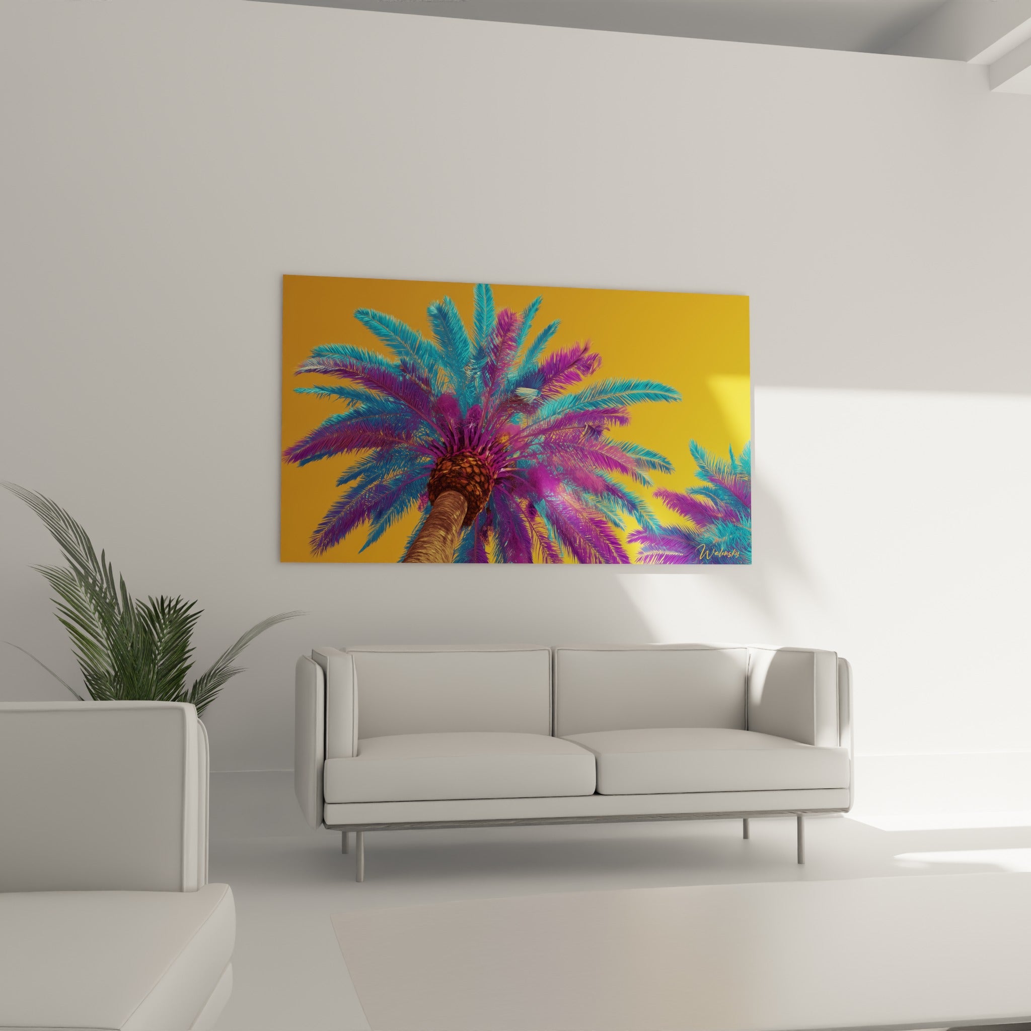 Palmes violettes et turquoise du Palmier disposées au-dessus d'un canapé dans un salon lumineux