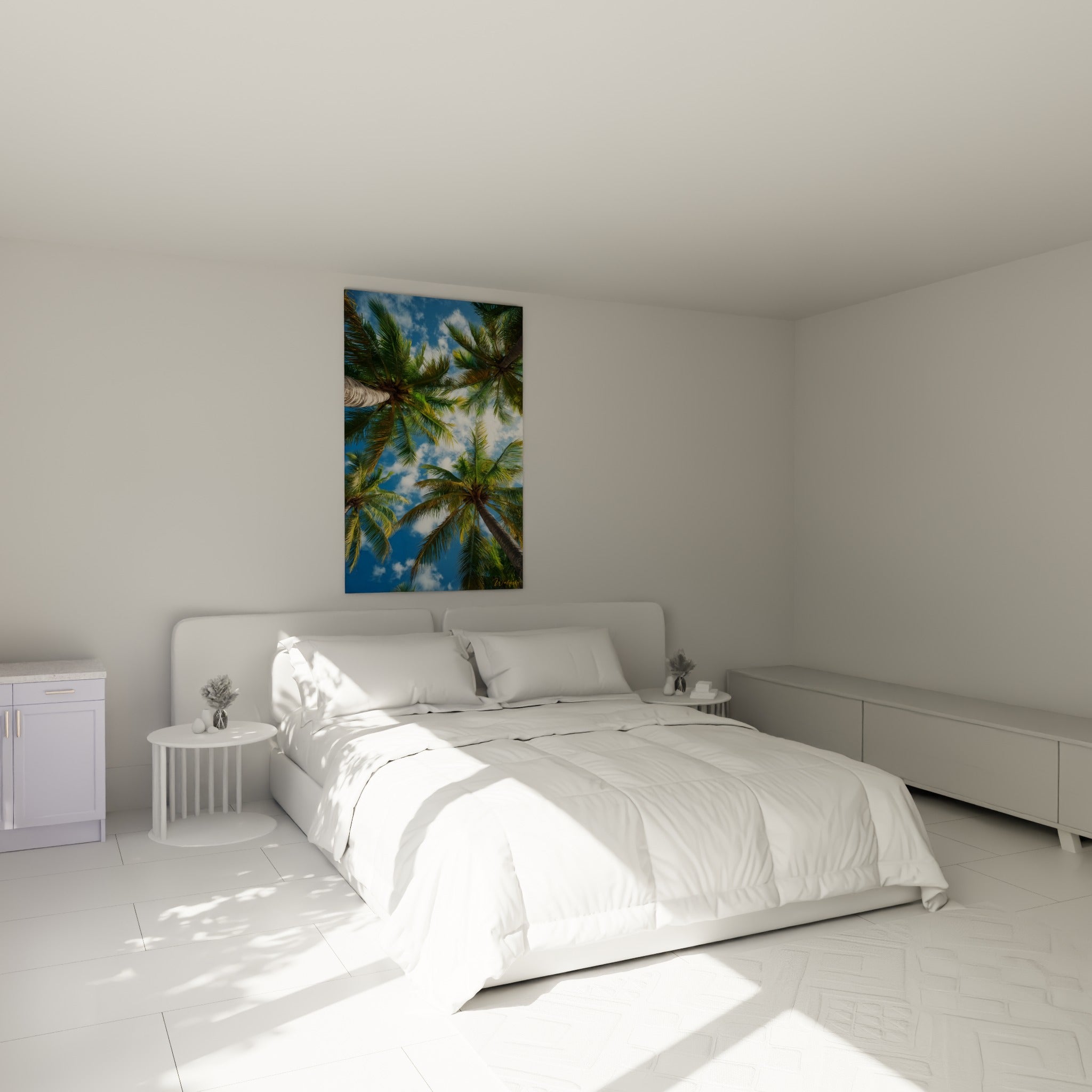 Palmes vert émeraude se déployant vers un ciel bleu azur, au-dessus d'un lit dans une chambre claire