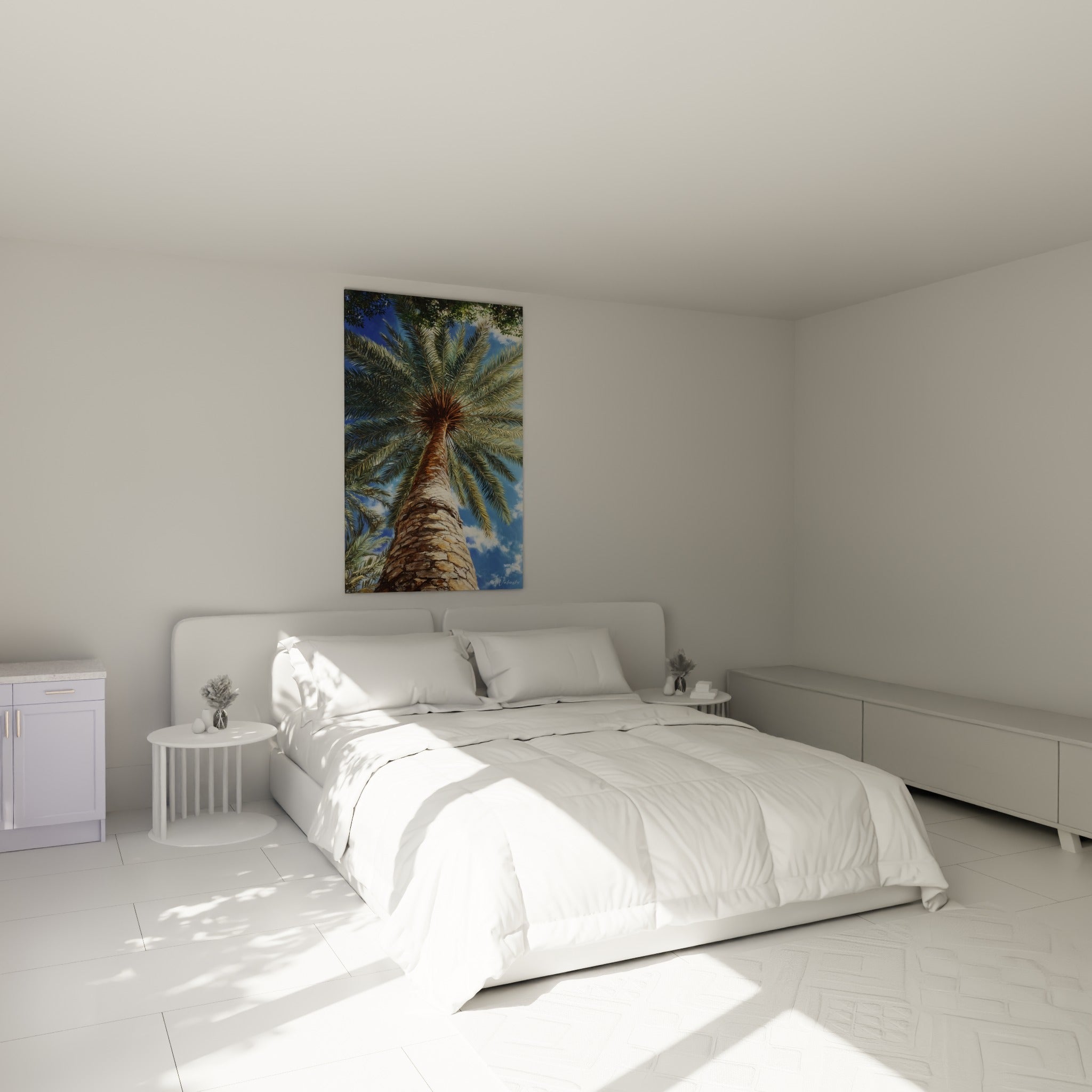 Palmes vertes et tronc écailleux du Palmier accrochés au-dessus d'un lit dans une chambre claire