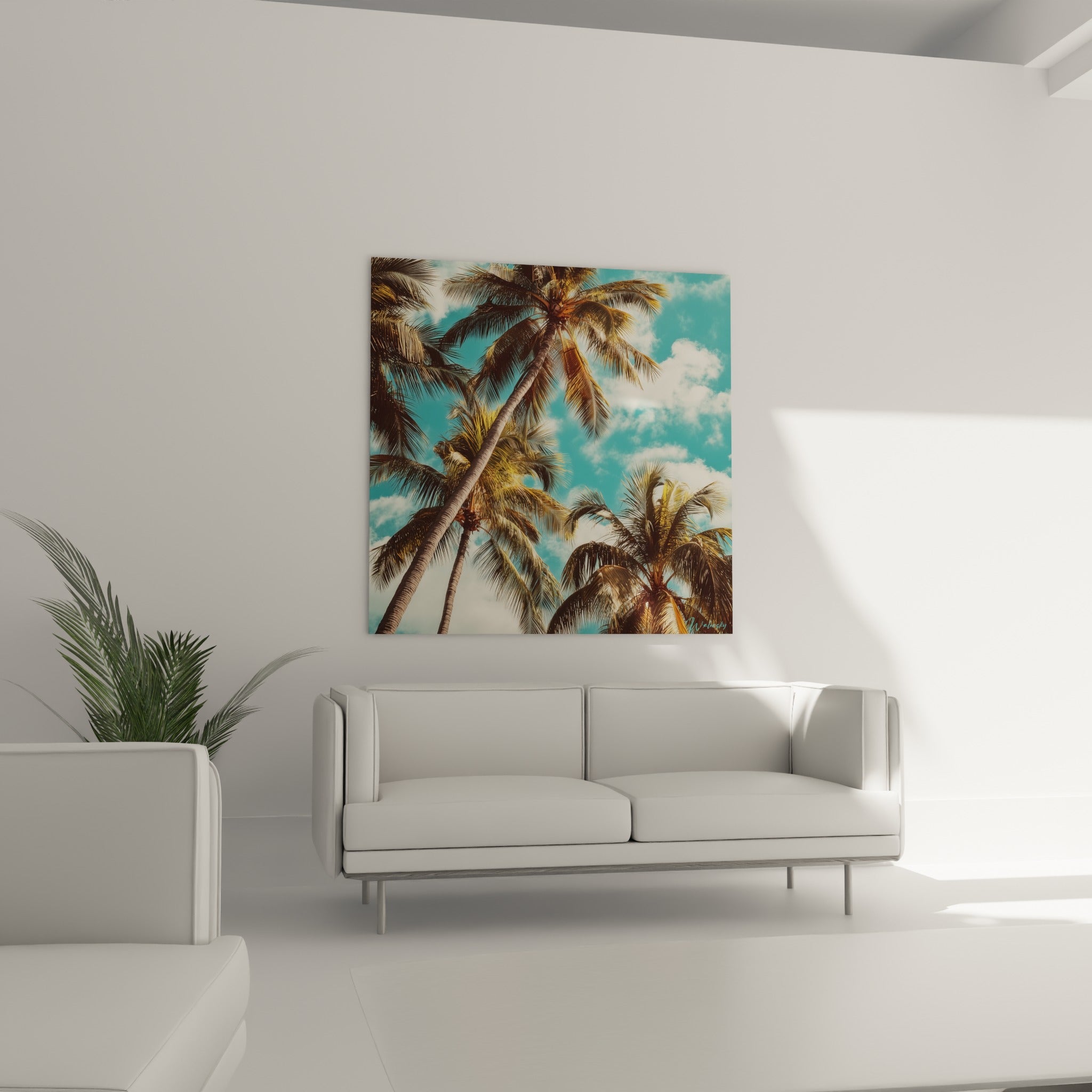 Palmes vertes et ocre se déployant vers un ciel bleu au-dessus d'un canapé dans un salon lumineux