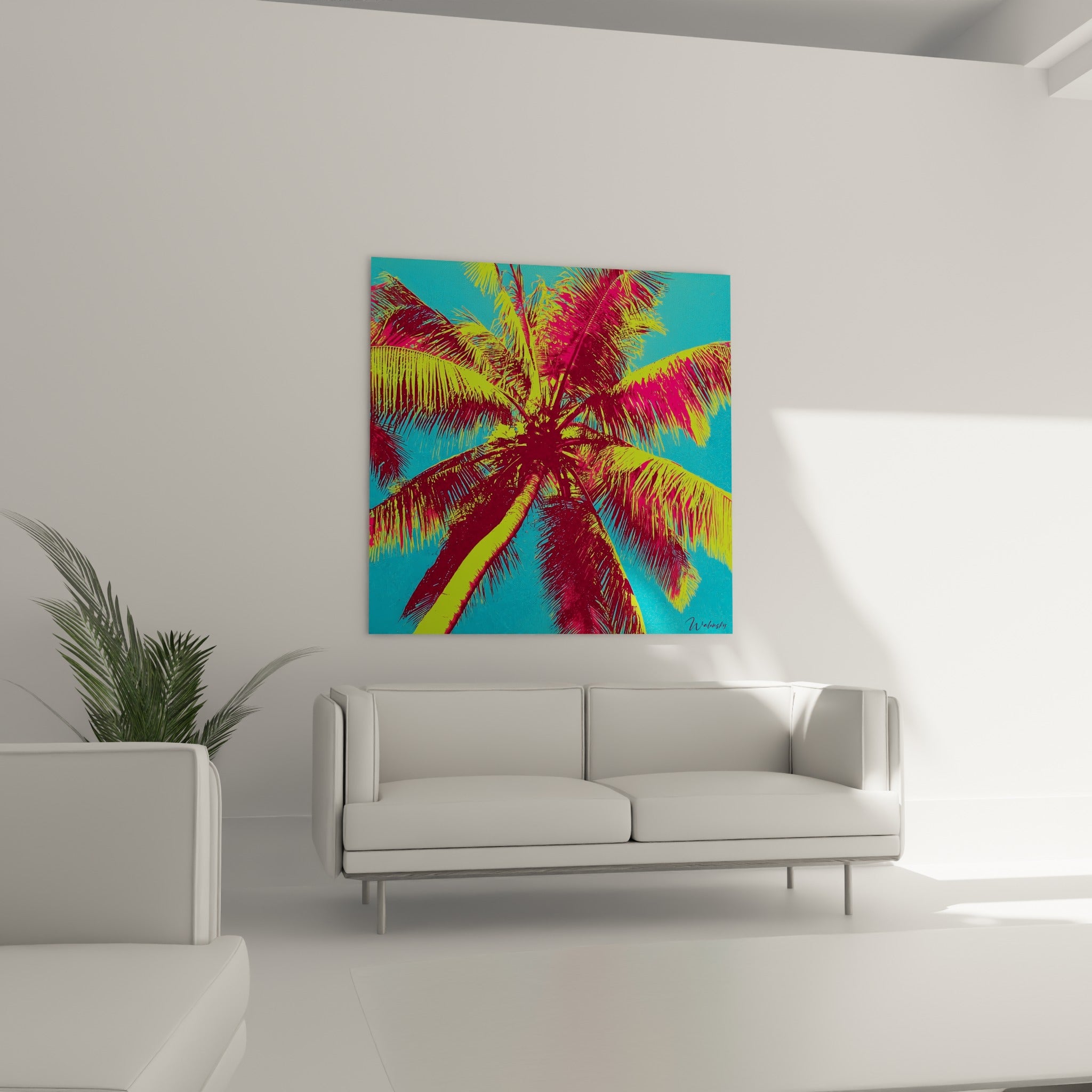 Palmes jaune vif et rose fuchsia du palmier au-dessus d'un canapé dans un salon lumineux