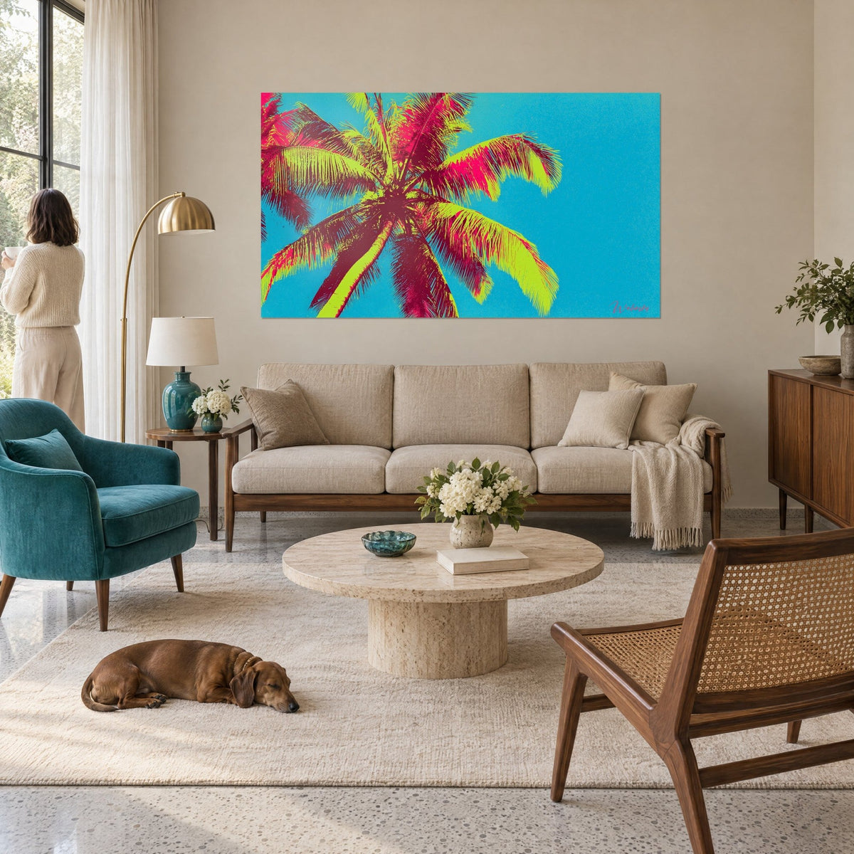 Quadro palma pop art, fronde verde anice e fucsia su cielo turchese, sopra un divano in un soggiorno luminoso