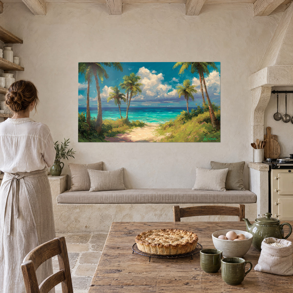 Tableau rivage tropical peint à l'huile, troncs bruns, mer émeraude et horizon indigo, devant une femme en lin dans la cuisine