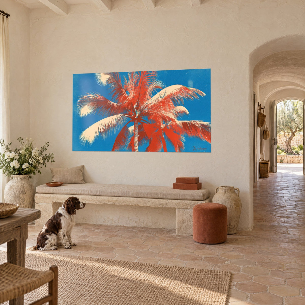 Schilderij kokospalm van onderaf gezien, vermiljoenrode en crèmekleurige bladeren op felblauwe achtergrond, spaniël zittend voor een bank, Provençaals landhuis