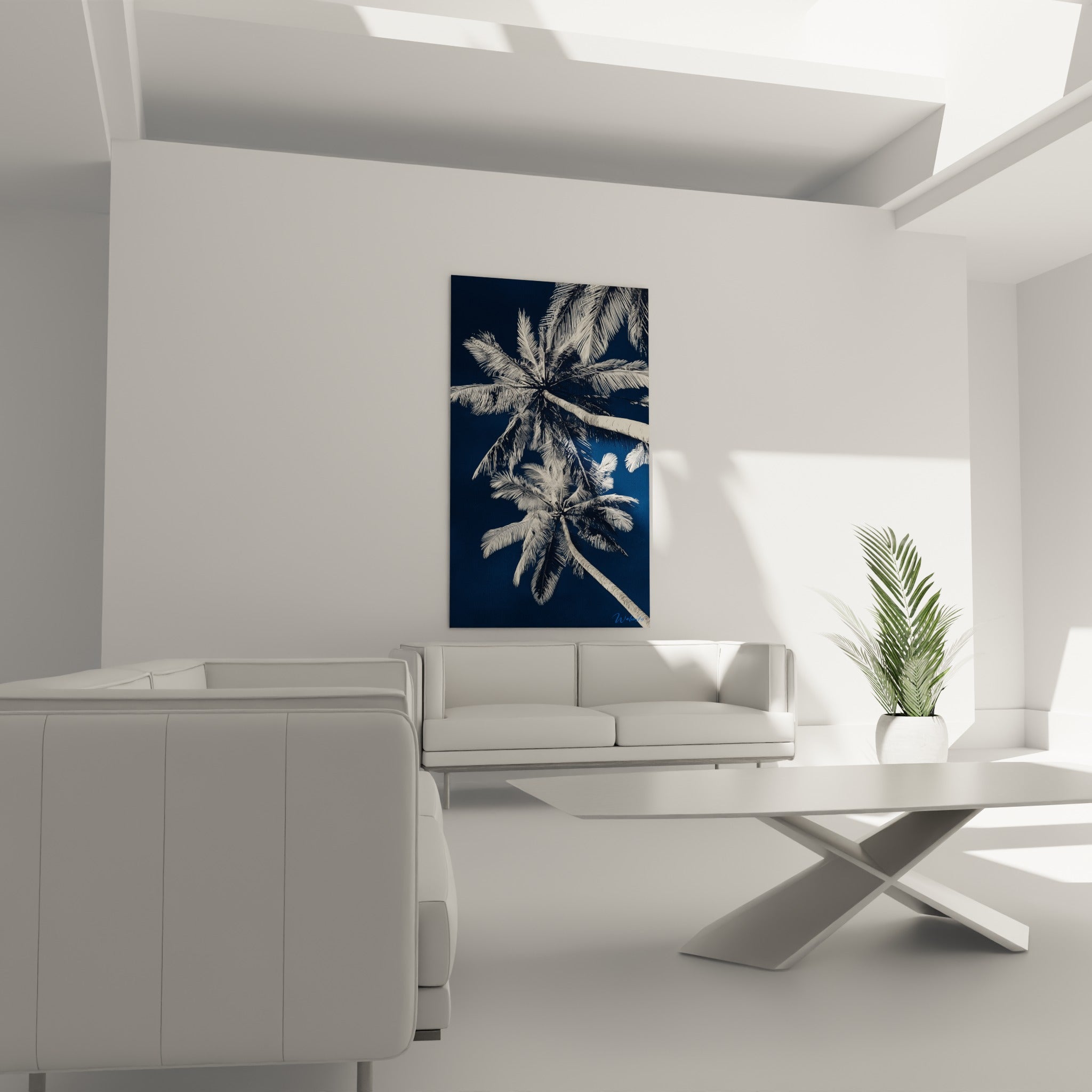 Feuillages blanc cassé du Palmier sur fond bleu nuit, disposés au-dessus d'un canapé dans un salon lumineux