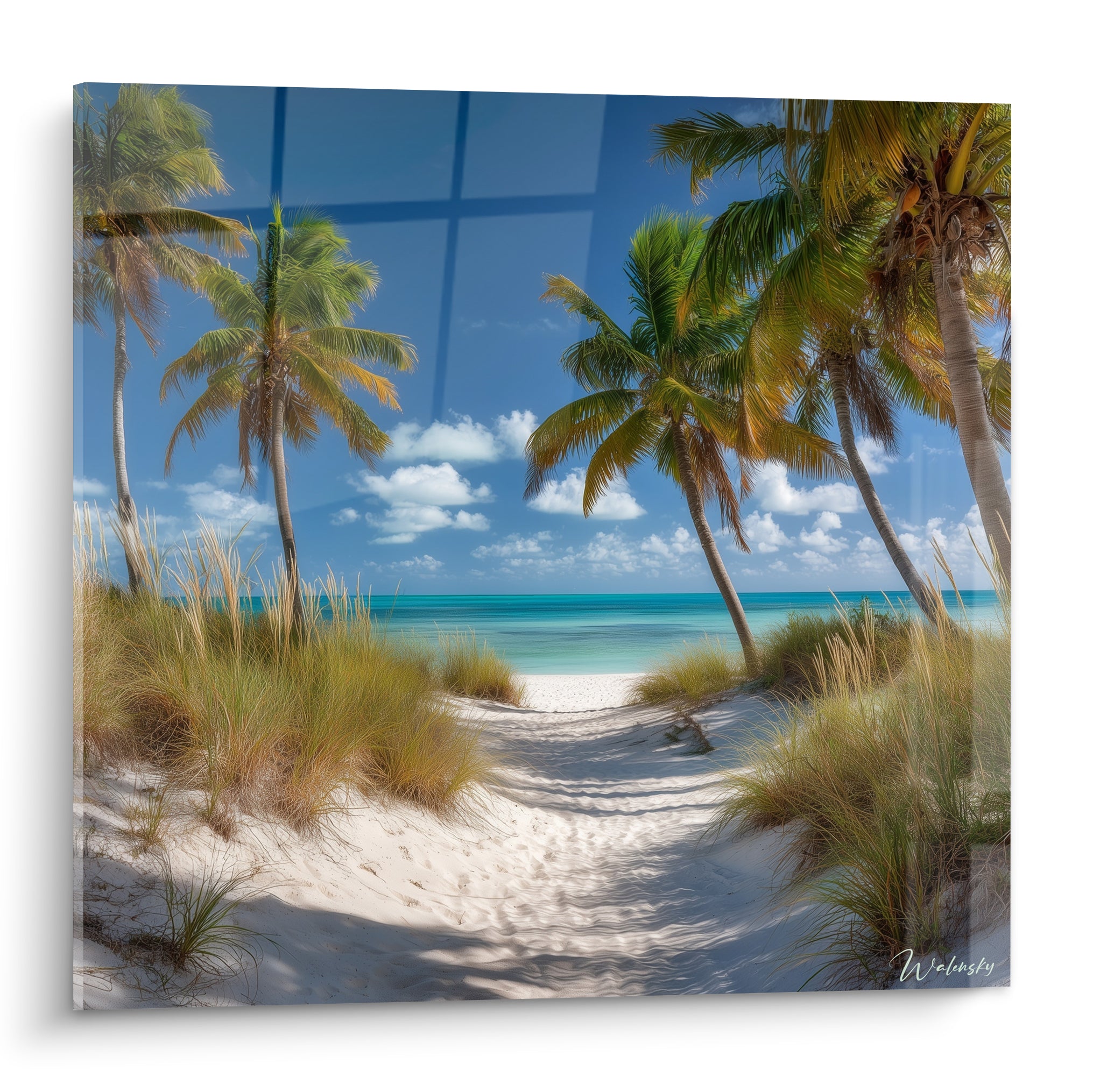 Palmiers verts bordant un sentier de sable blanc vers une mer turquoise et un ciel bleu clair