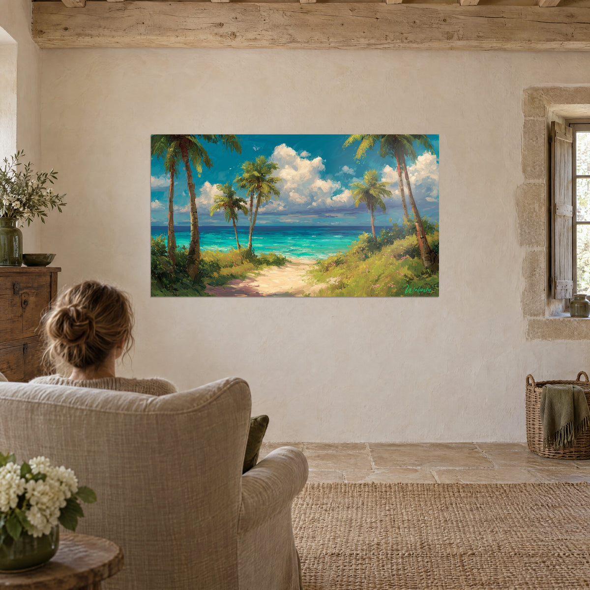 Tableau plage paradisiaque aux touches épaisses, eau cyan, sable ivoire et ciel nuageux, face à une femme dans un fauteuil beige