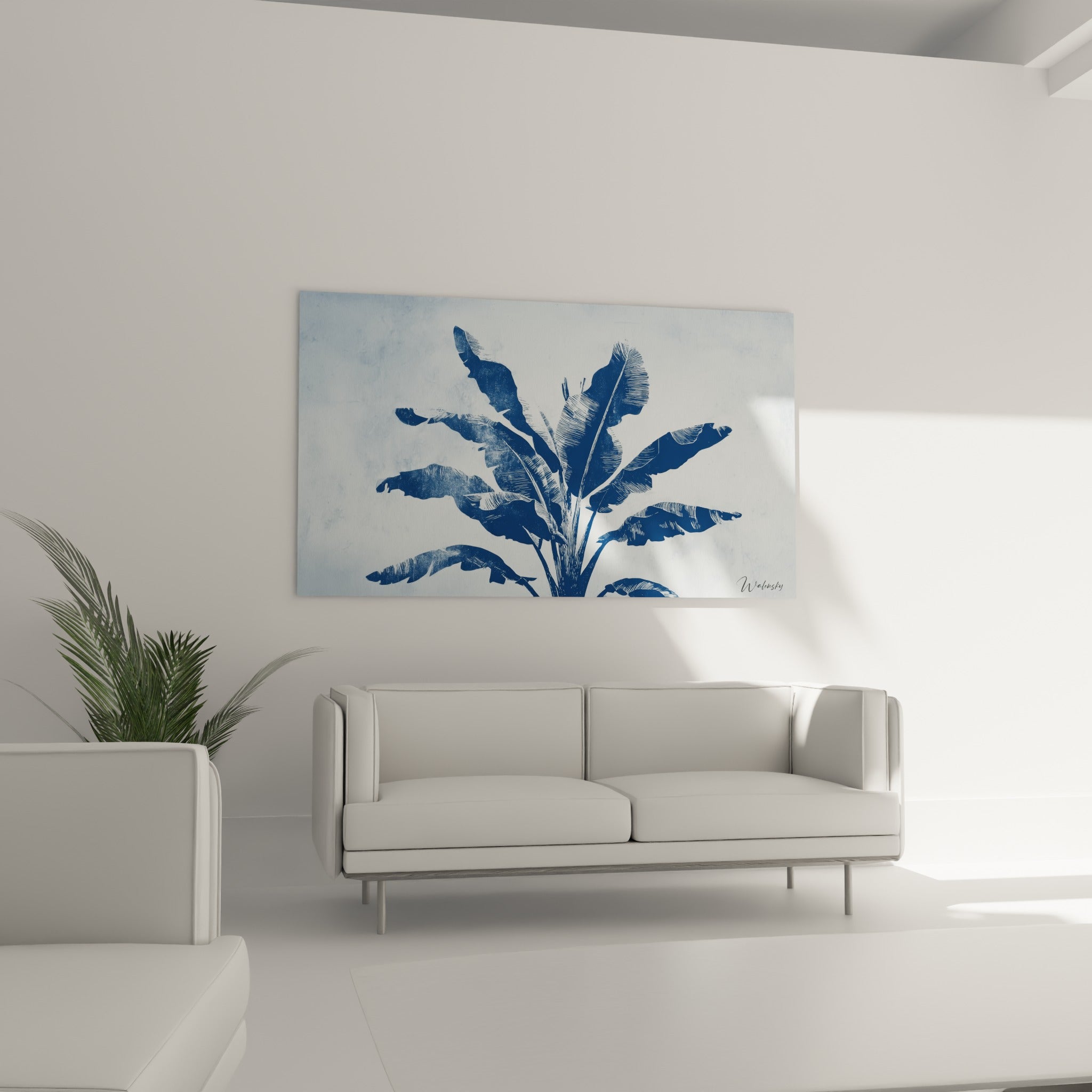 Silhouette de bananier bleu marine et blanc cassé, disposée au-dessus d'un canapé dans un salon lumineux