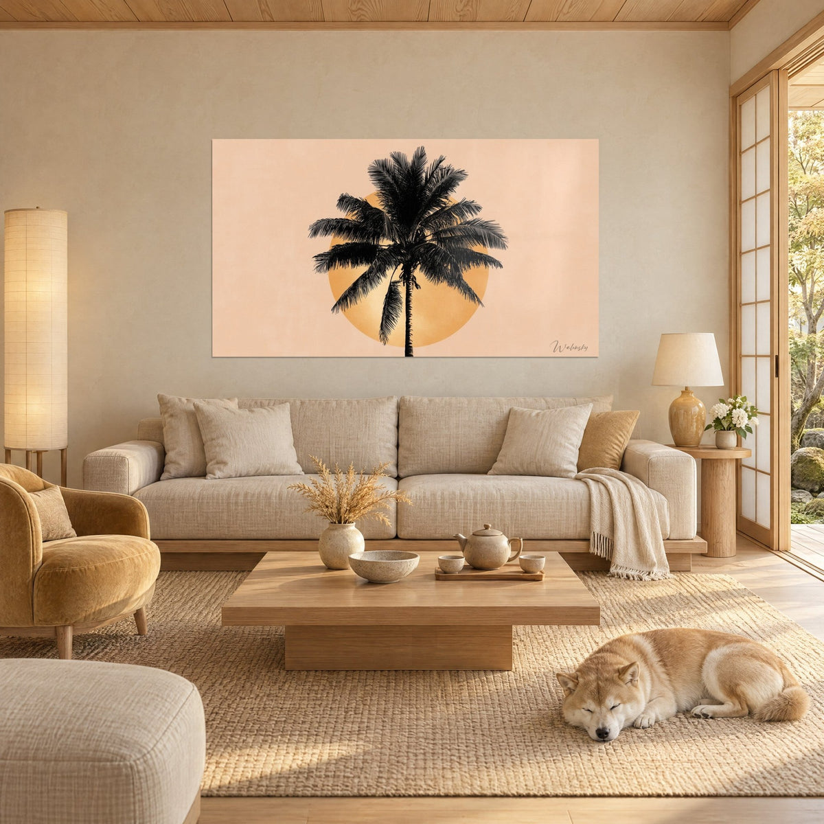 Gemälde Palme in Schwarz mit feinen Wedeln auf goldener Scheibe, pfirsichfarbener Hintergrund, schlafender Shiba, über einem Sofa in einem hellen Wohnzimmer