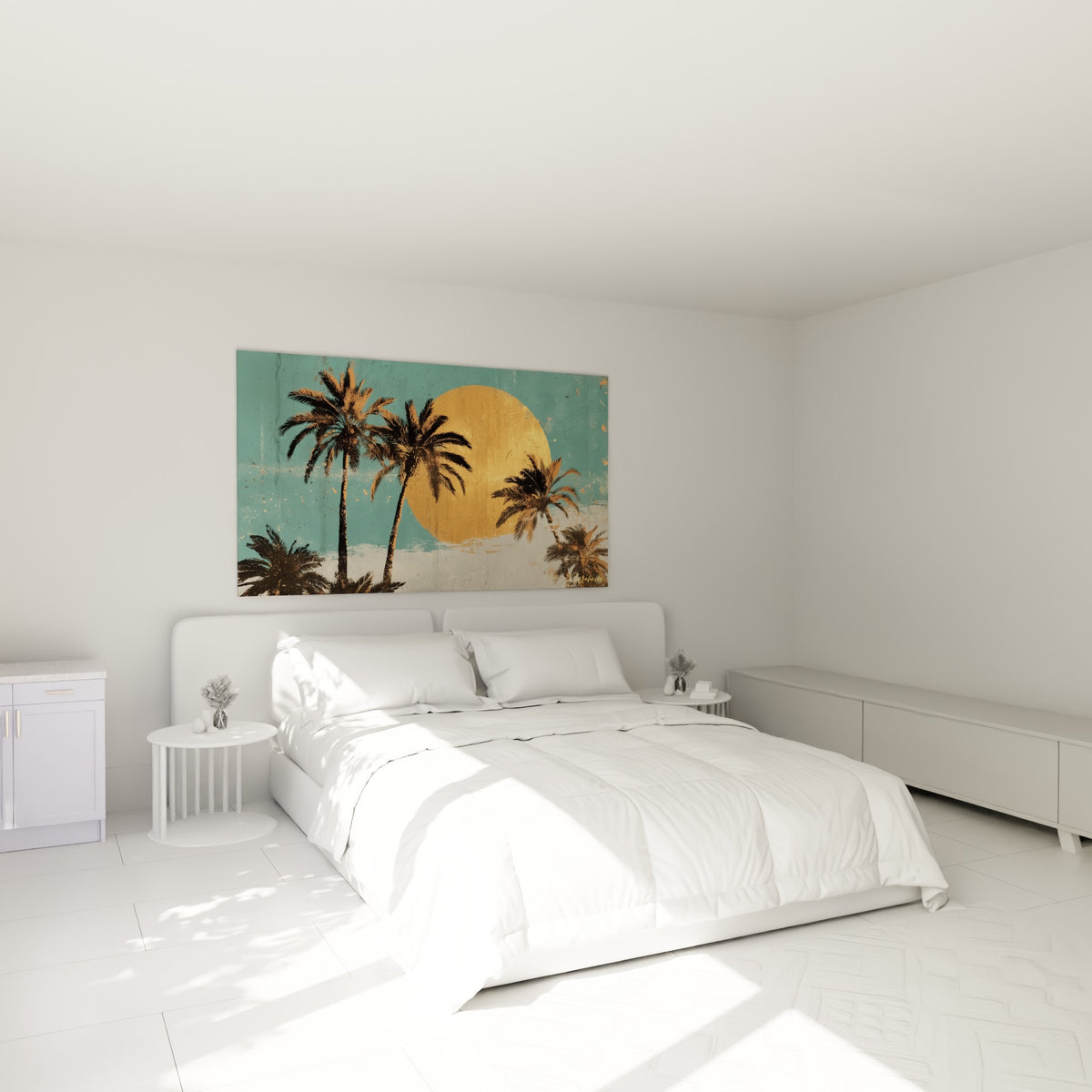 Silhouettes de palmiers dorées et noires accrochées au-dessus d'un lit dans une chambre claire