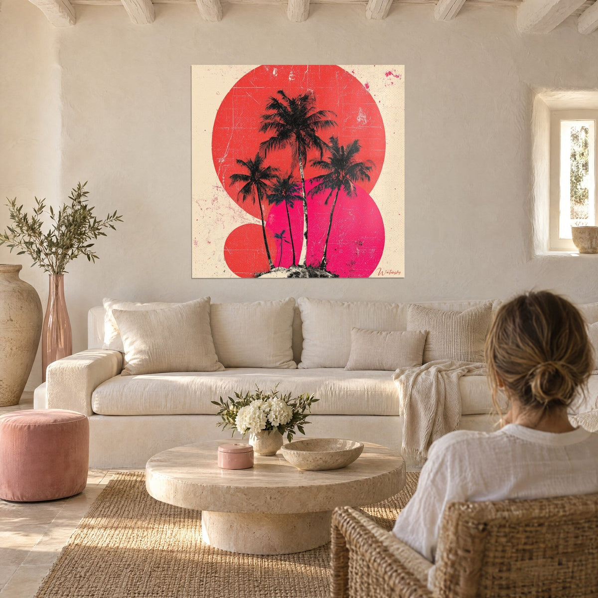 Quadro palme nere ritagliate su un disco rosso corallo e rosa fucsia, texture screpolata, sopra un divano in un soggiorno luminoso