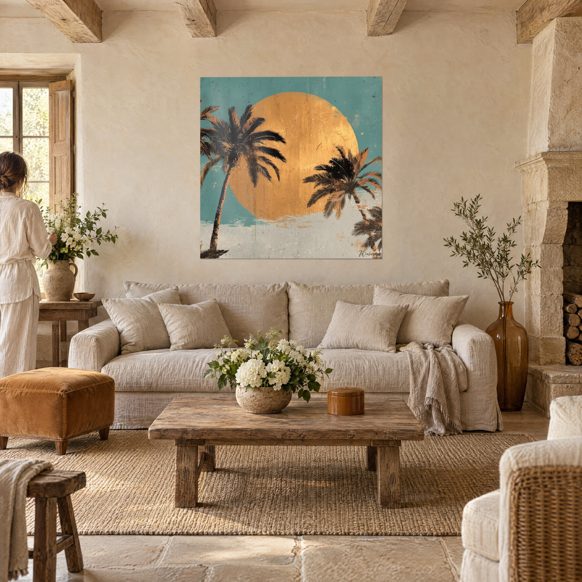 Gemälde mit schwarzen Palmen vor einer großen, goldpatinierten Sonne, türkisfarbener und graubeiger Hintergrund, über einem Sofa in einem hellen Wohnzimmer