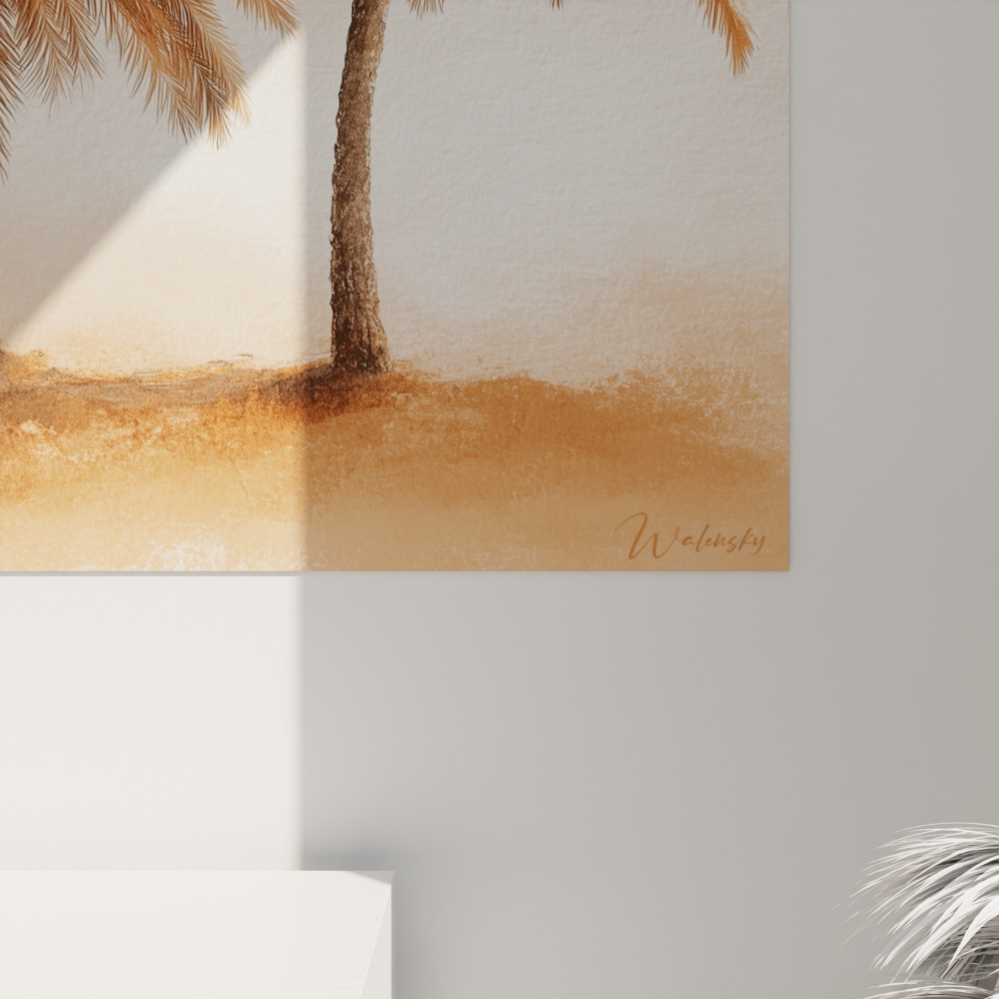 Détail des palmes peintes en textures ocre et brun, effet aquarelle et grain visible sur toile accrochée