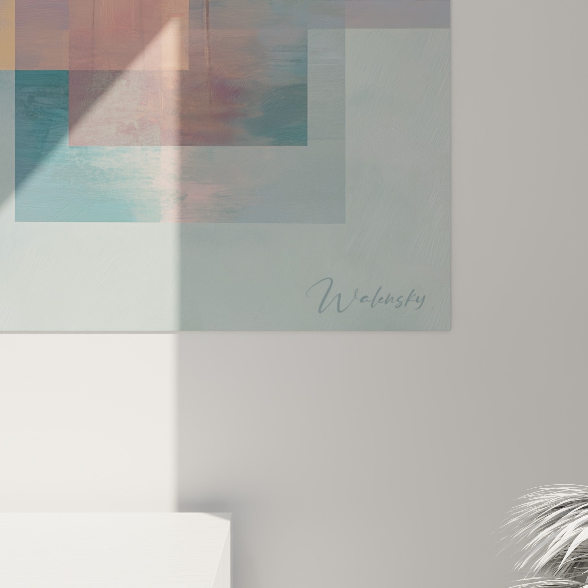 Empâtements de peinture révélant les nuances bleu gris et pêche des blocs géométriques autour des palmiers