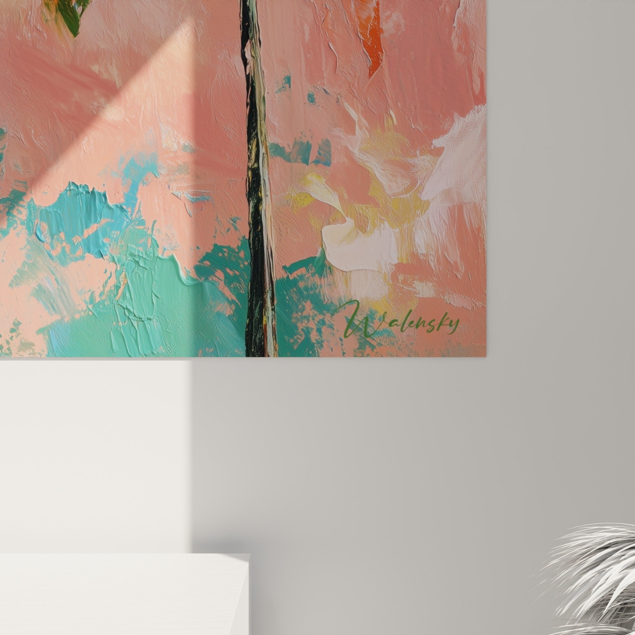 Empâtements épais de vert, turquoise et doré formant les palmes contre un rose texturé