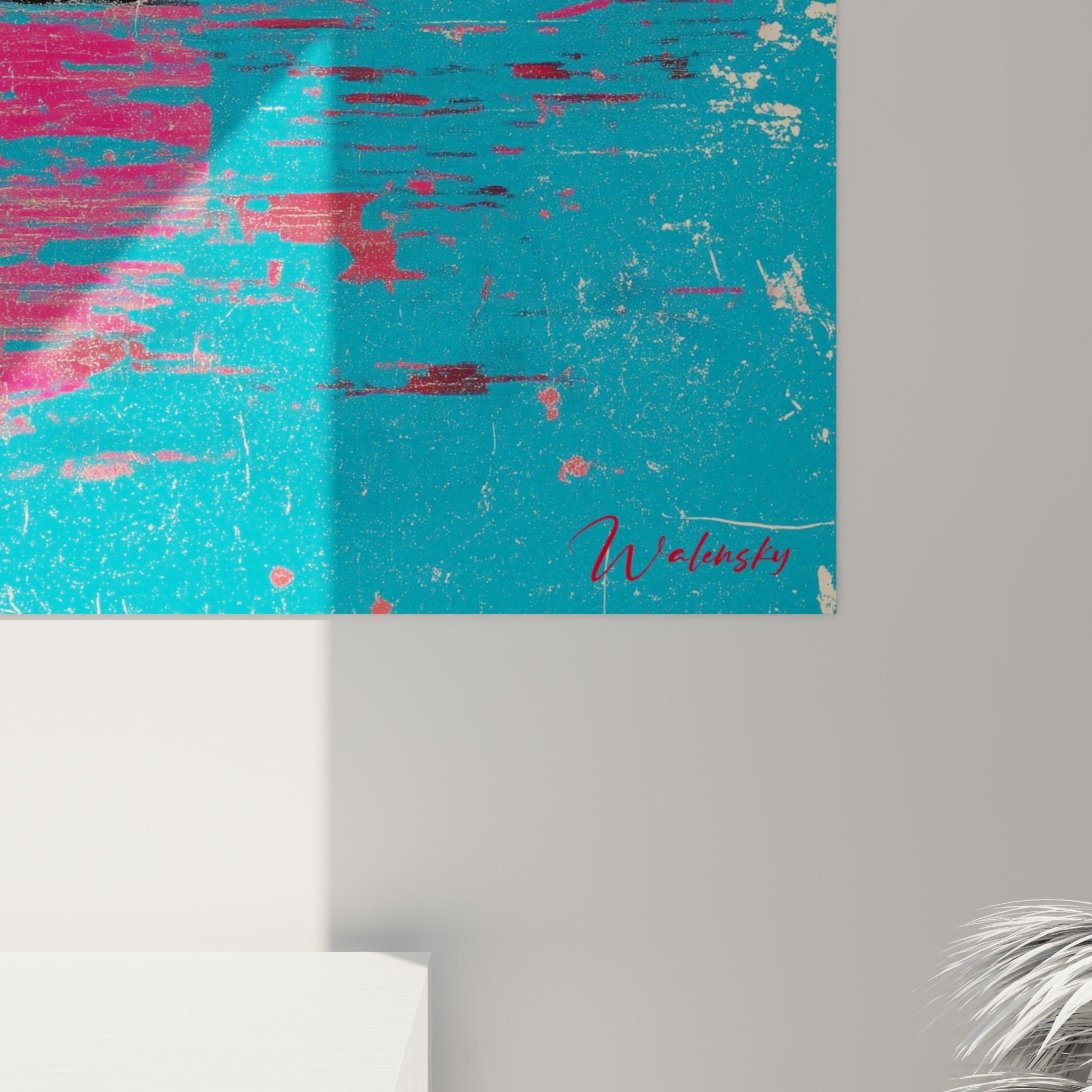 Détail du grain craquelé montrant les teintes corail et fuchsia mêlées à l'eau turquoise du tableau