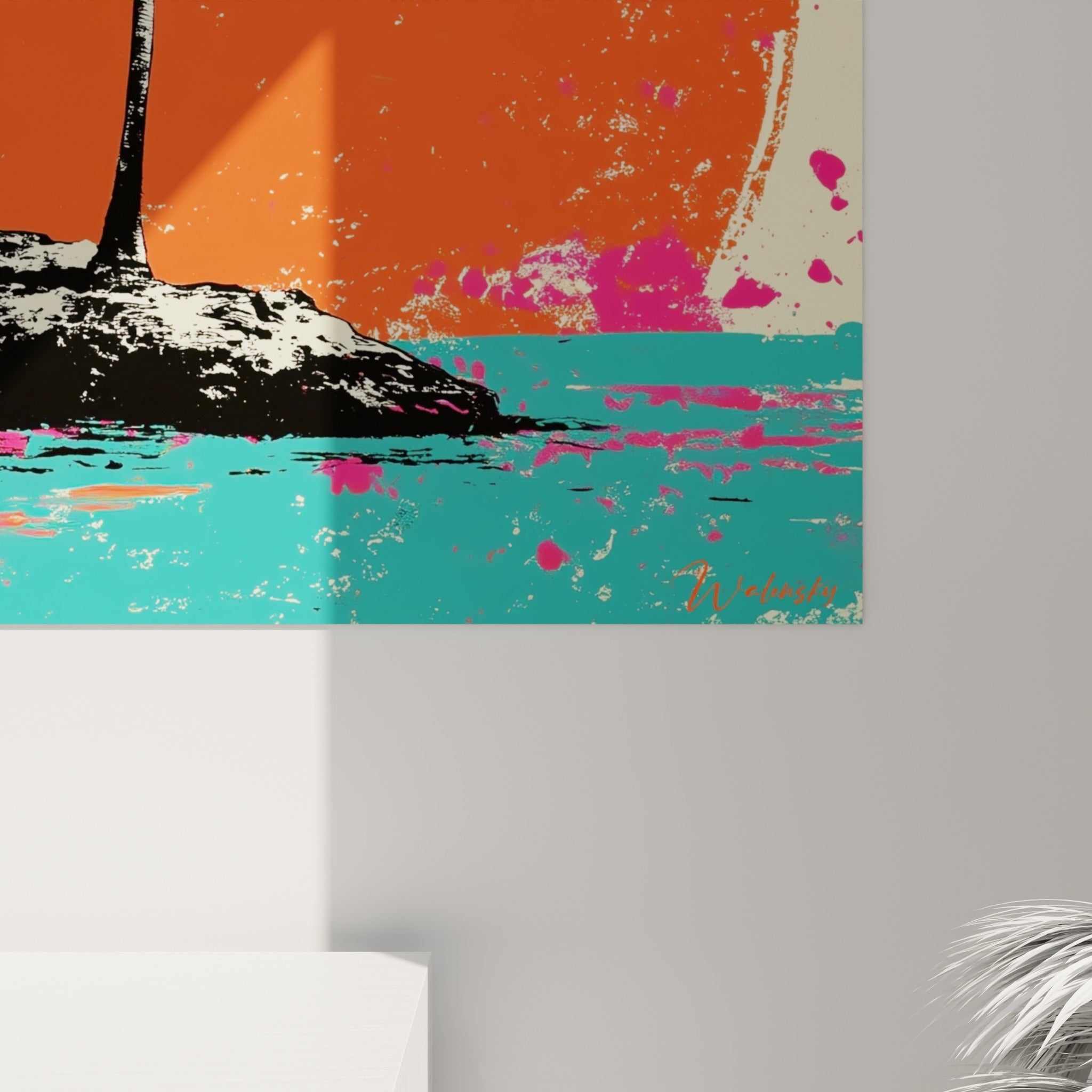 Texture granuleuse du soleil orange et éclaboussures turquoise et fuchsia sur la toile du palmier