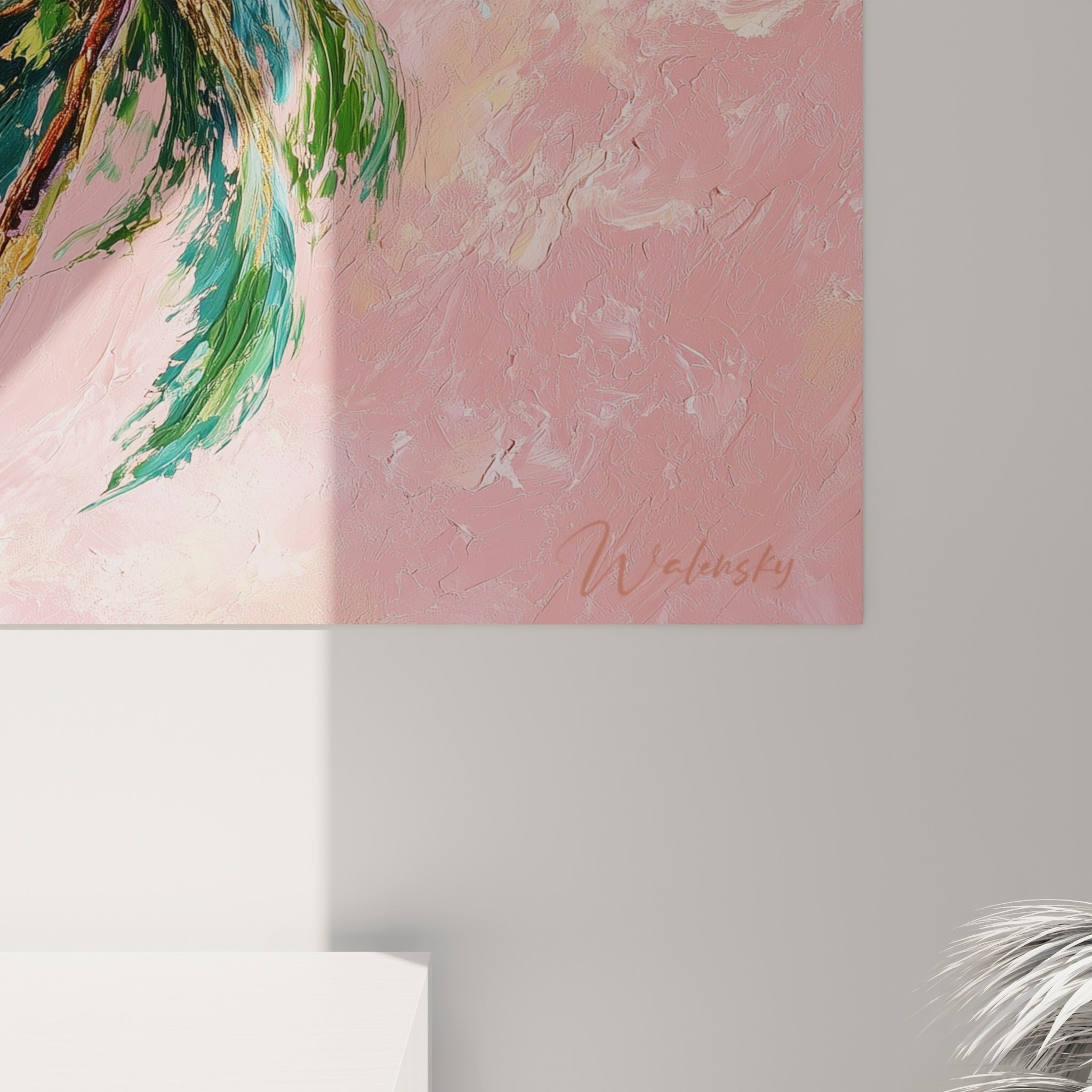 Empâtements épais mêlant vert bouteille, turquoise et doré sur une toile au grain texturé rose corail