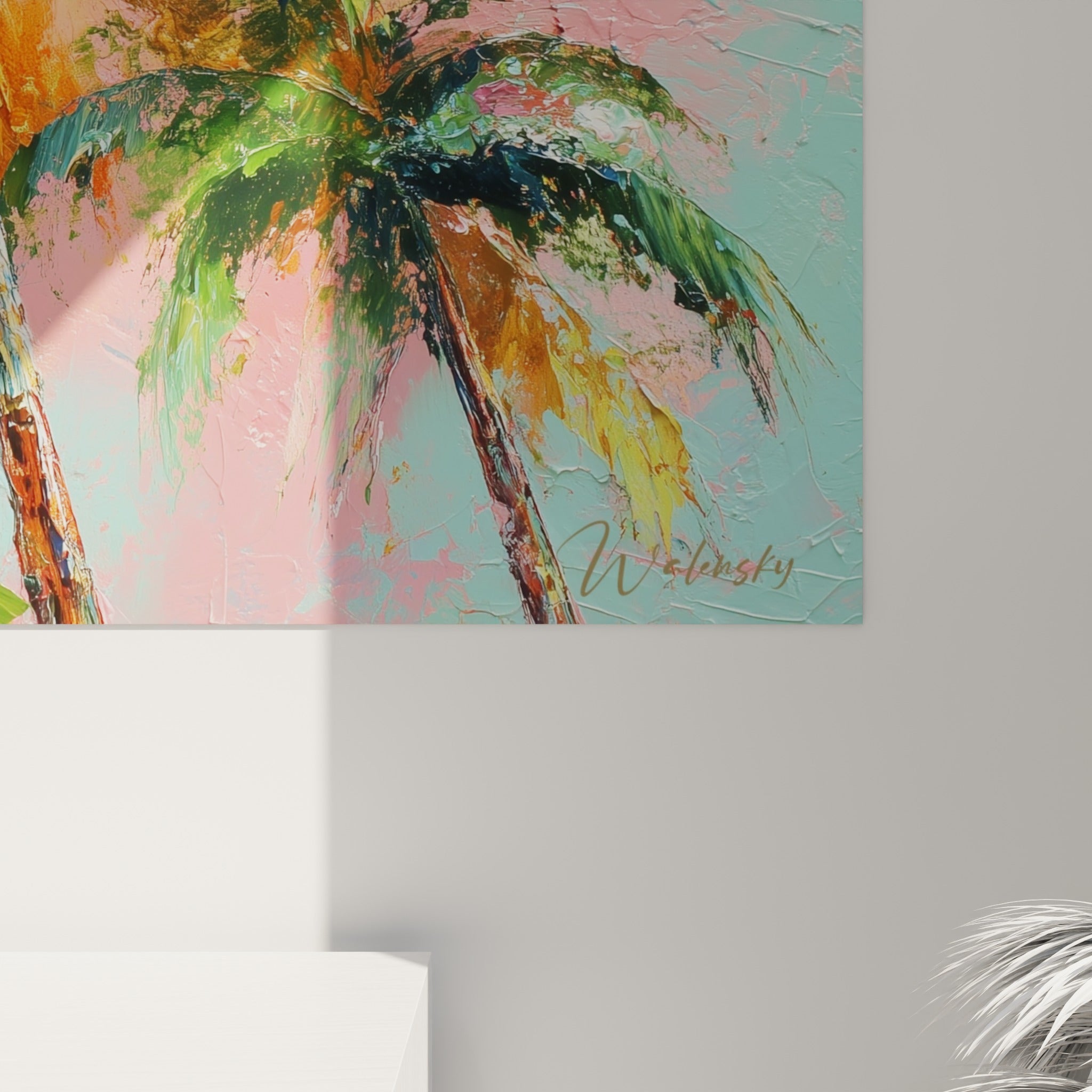 Empâtements verts, jaunes et oranges des palmes révèlent le grain épais de la peinture au couteau, sur fond rose et turquoise