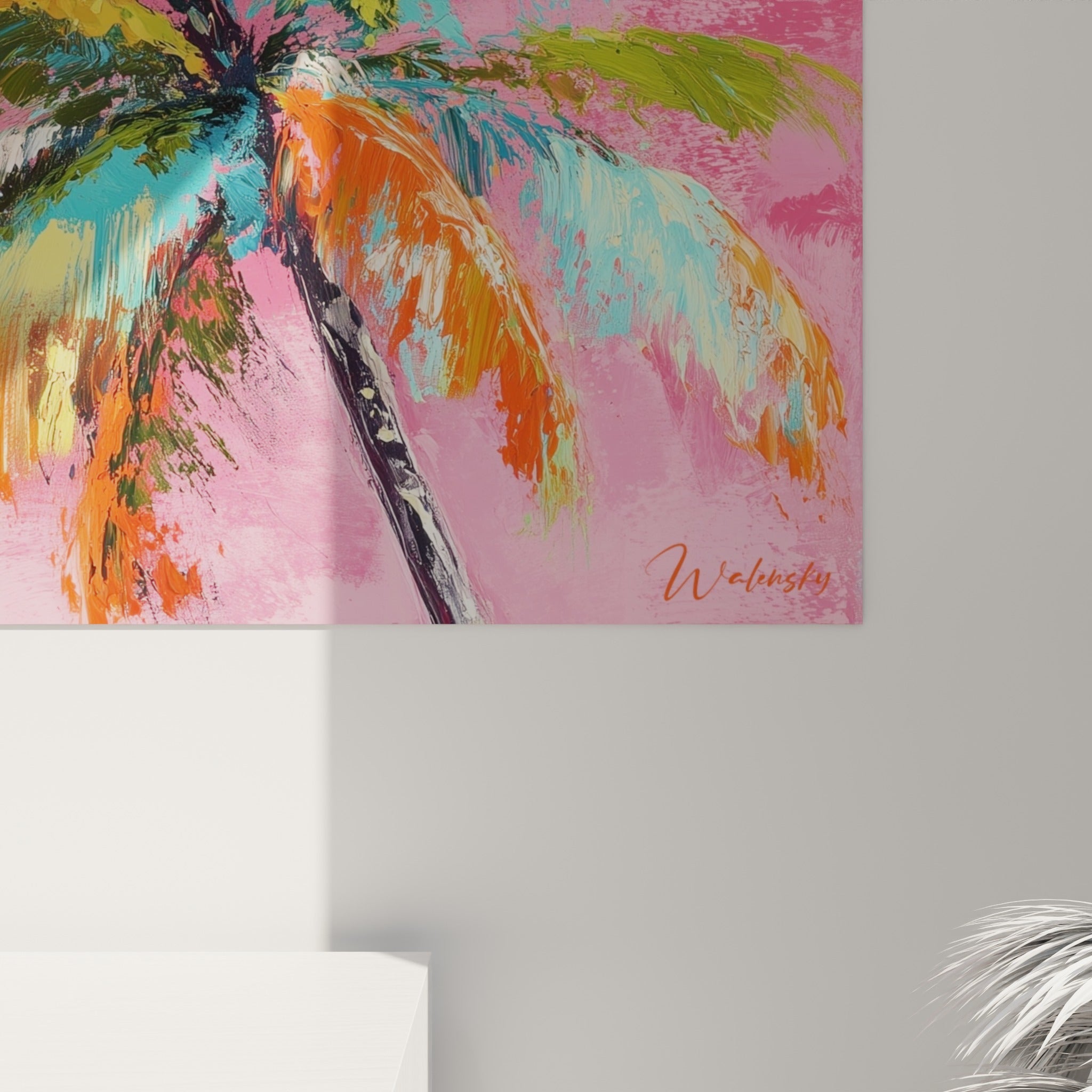 Empâtements turquoise et orangés du tableau palmier révèlent la texture picturale sur fond rose intense